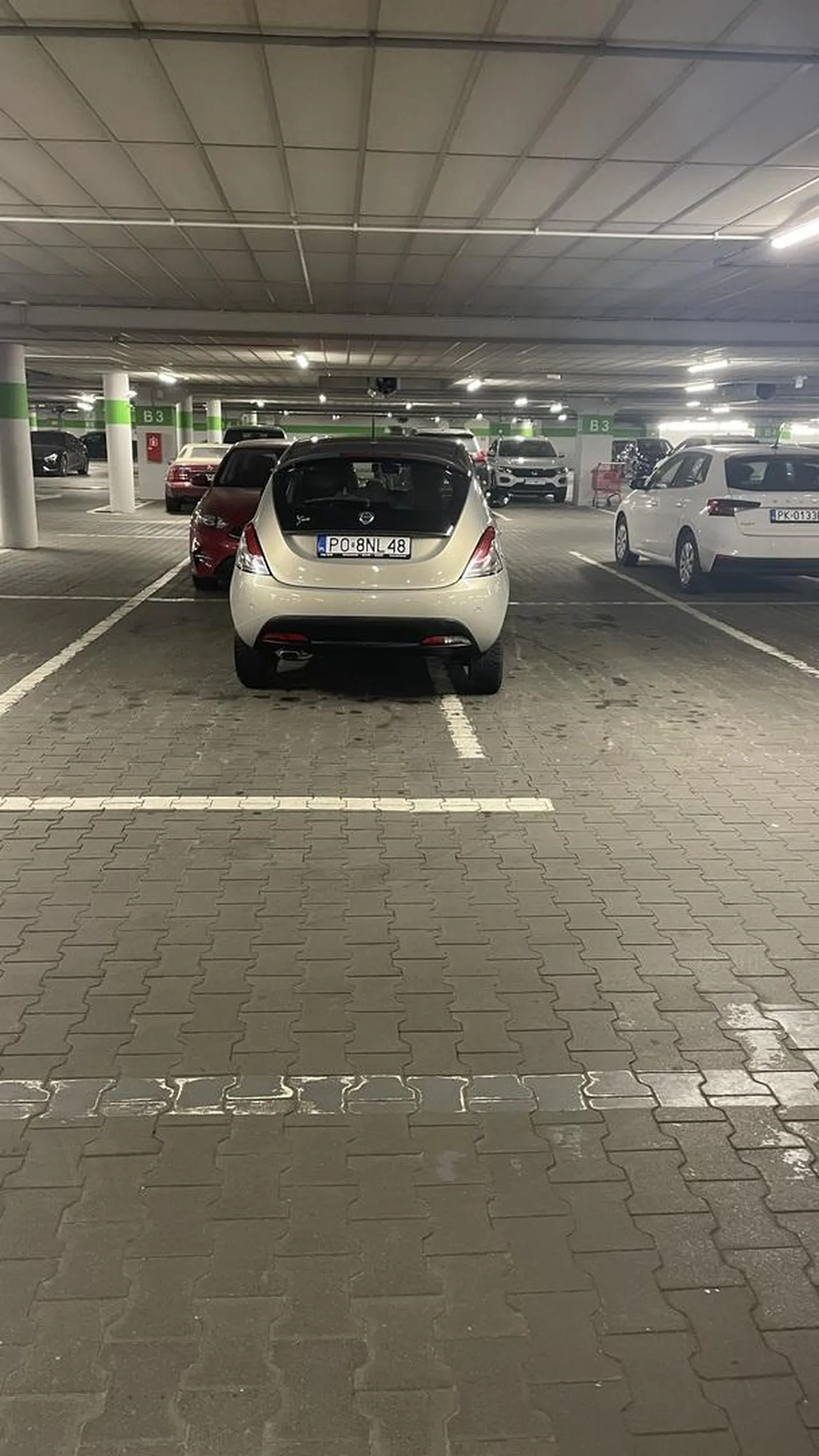 Faktycznie właściciel ma auto tak wielkich gabarytów, że trzeba zajmować dwa parkingi. Brawo.