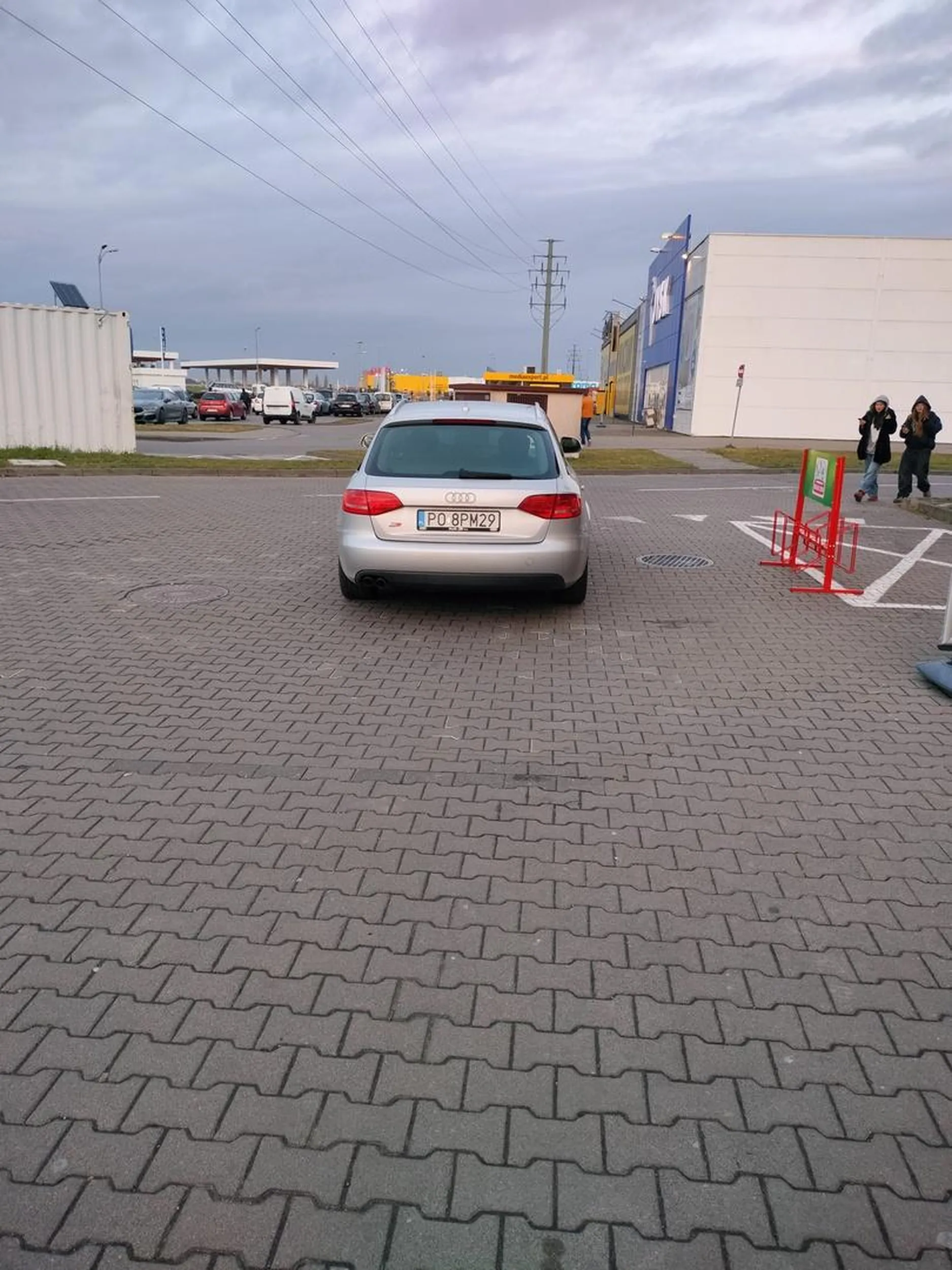 On nie stoi do wyjazdu. On tak naprawdę tam zaparkował...