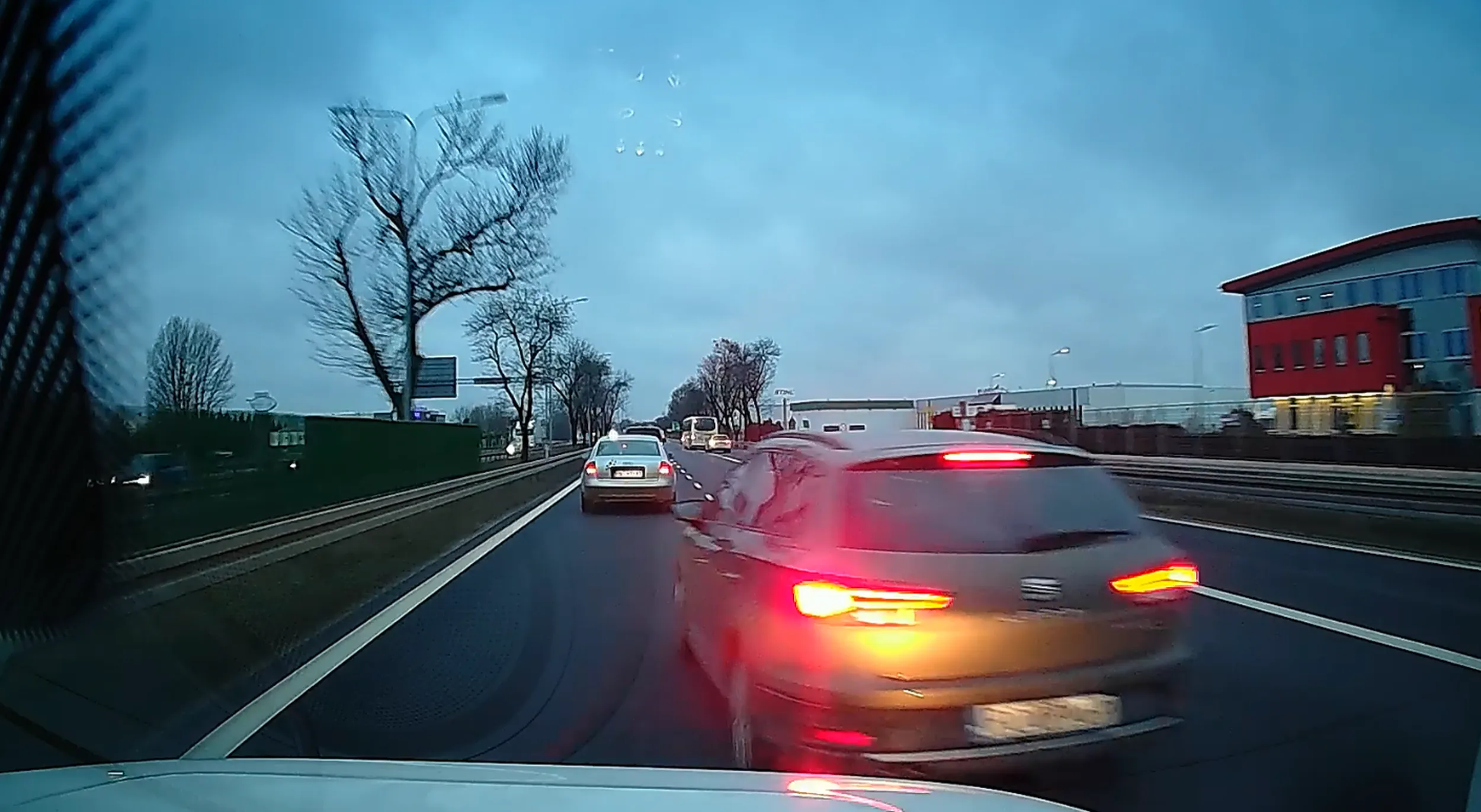 uwaga na tego frustrata, łatwo go urazić, np. zwykłym wyprzedzaniem - przyspieszy narażając was na zderzenie. A jak nie da rady za pierwszym razem, to będzie Was gonił, aż wyprzedzi i wyhamuje.