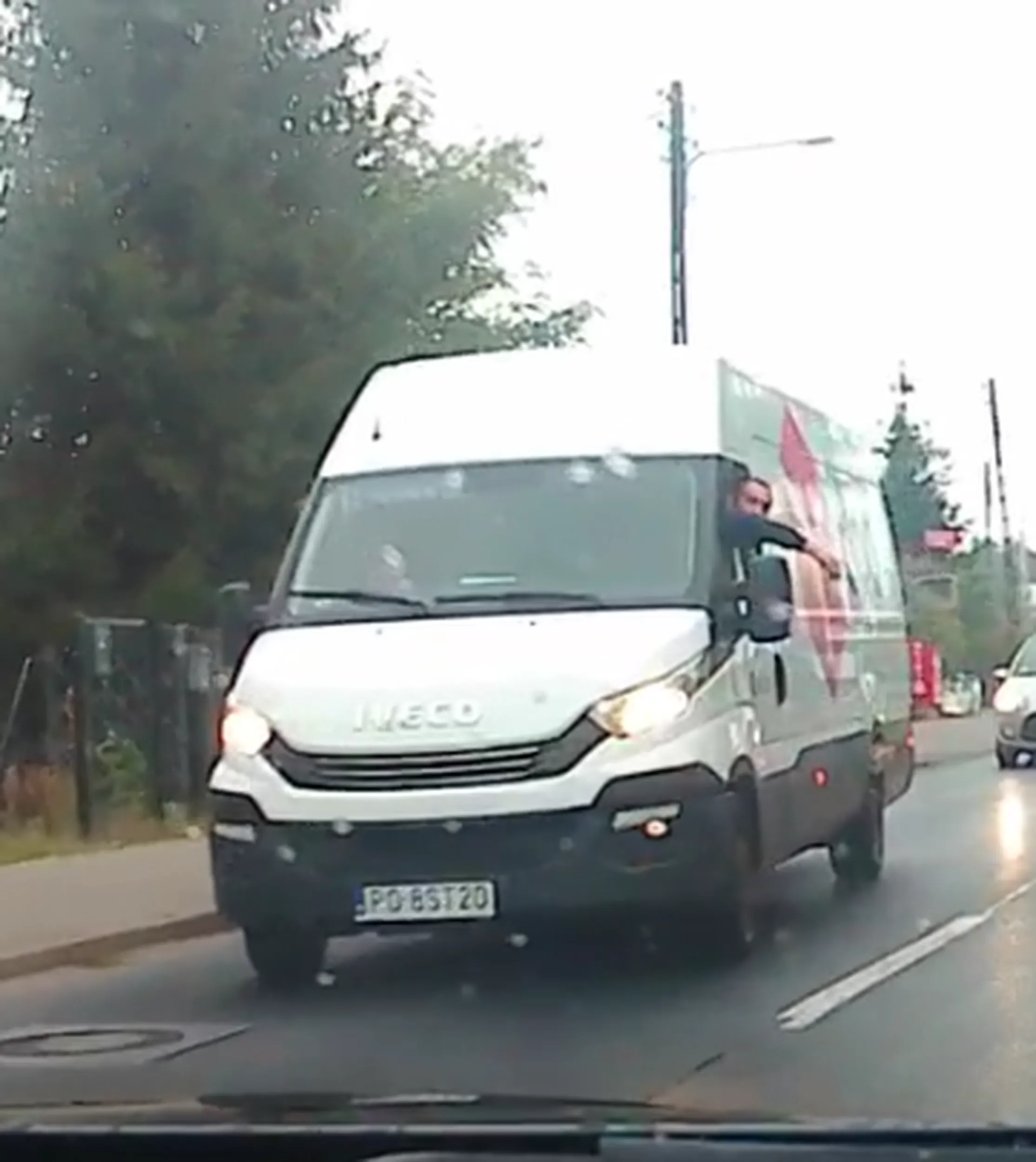 Zjeb genetyczny i troglodyta z DPD! Mało nie wjechałem w poprzedzające auto bo ktoś wymusił pierwszeństwo a ten zjeb wyskoczył do mnie z łapami, kopnął w auto i uciekł!!!!!!