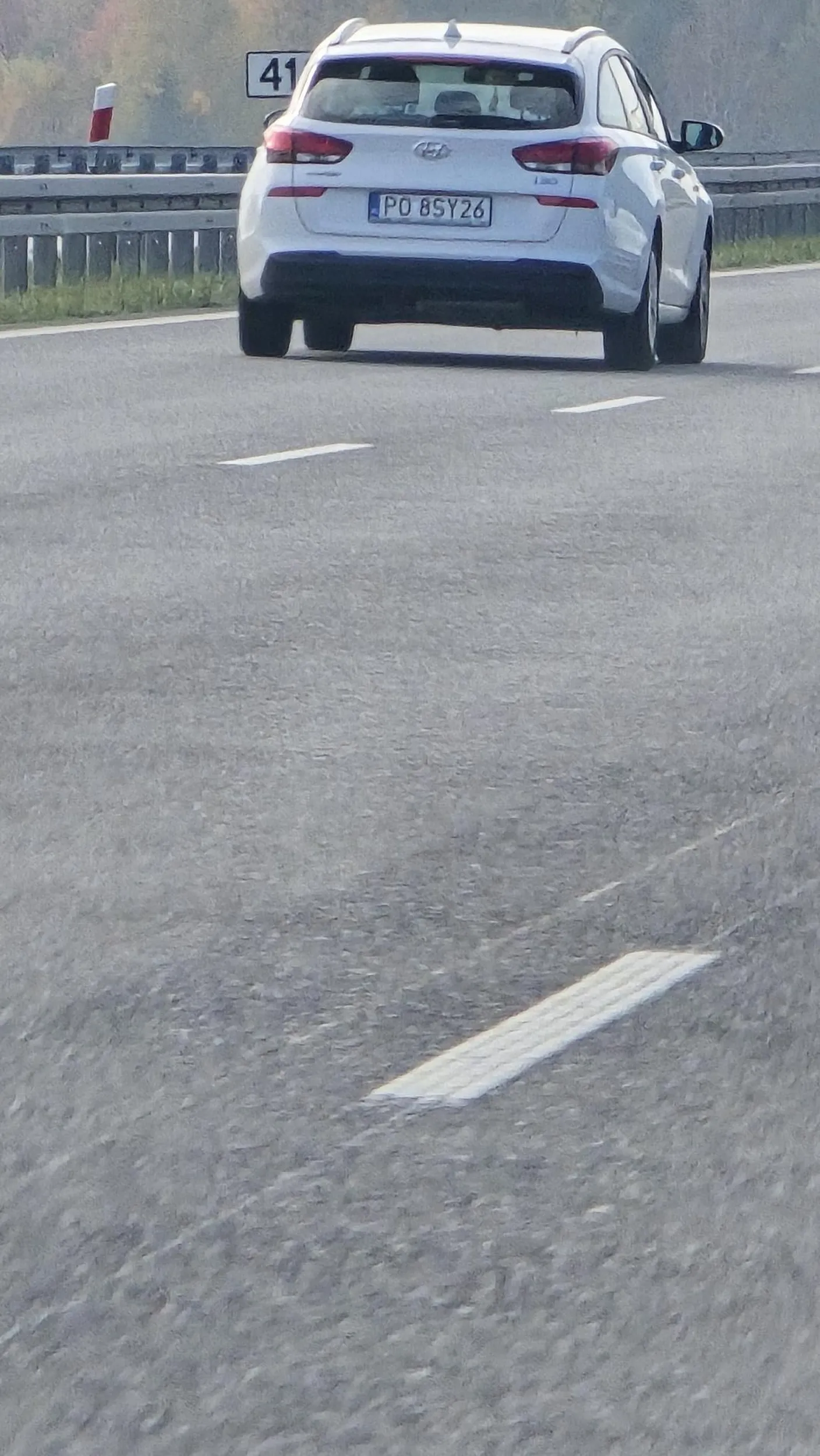 Kierowca na A4 jadąc w stronę Katowic jechał jak pijany trzema pasami na raz, nie używał kierunkowskazów, przekraczal prędkość oraz korzystał cały czas z telefonu. Zgłoszony na policję :)