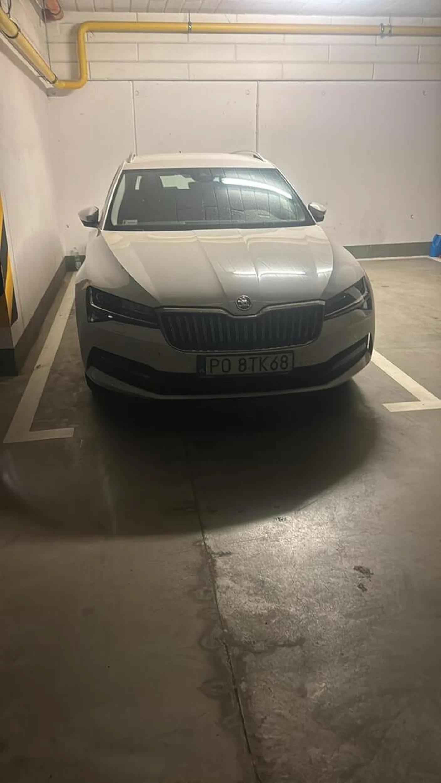 Parkuje na nie swoim miejscu i utrudnia życie W garażu podziemnym blokuje miejsce nie swoje od ponad 4 godzin