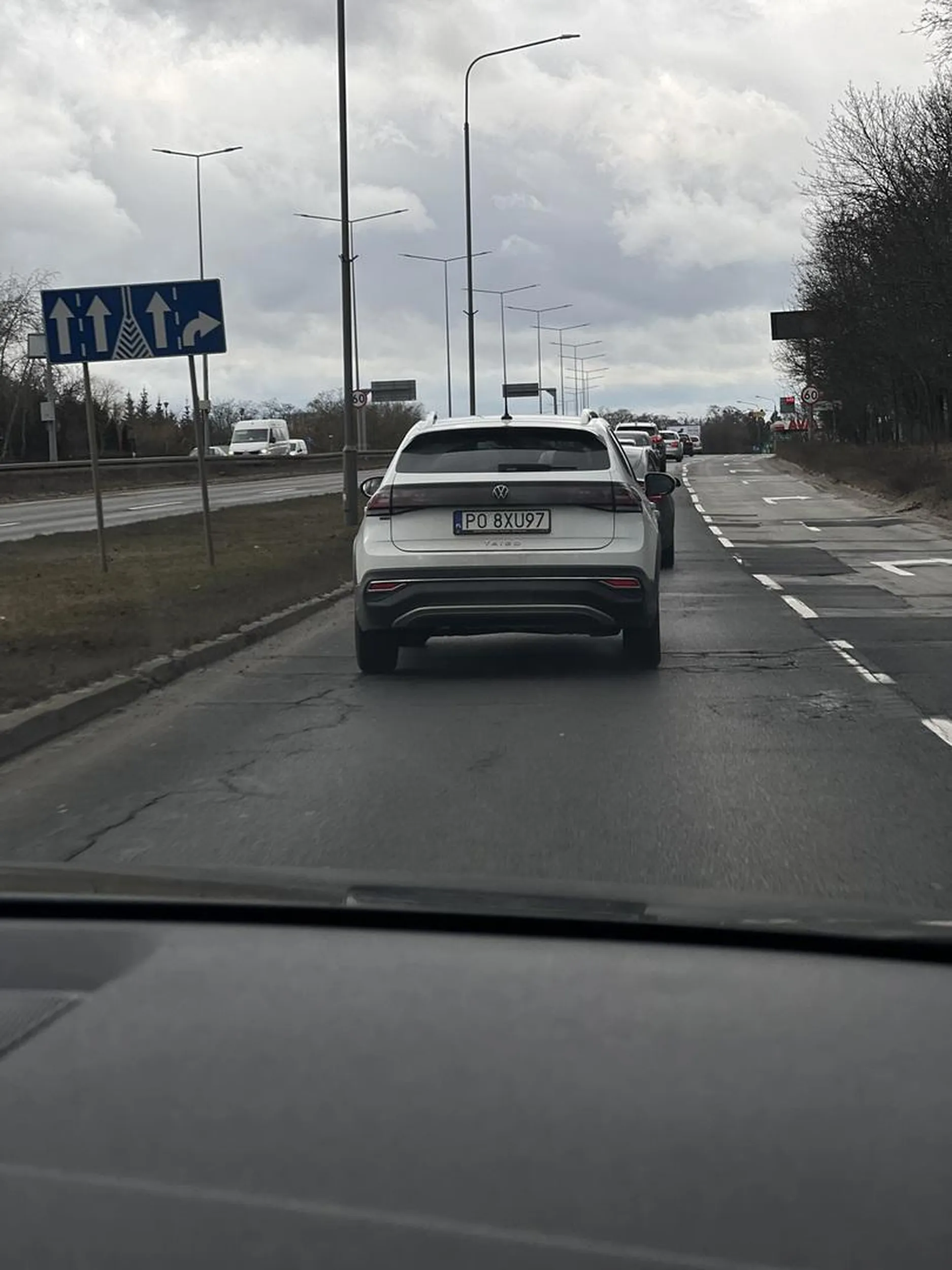 Zmieniając pas na siłę prawie zepchnął mnie z pasa bo musiałem odbić ze by uniknąć kolizji uważajcie bo może chce se odszkodowanie zarobić