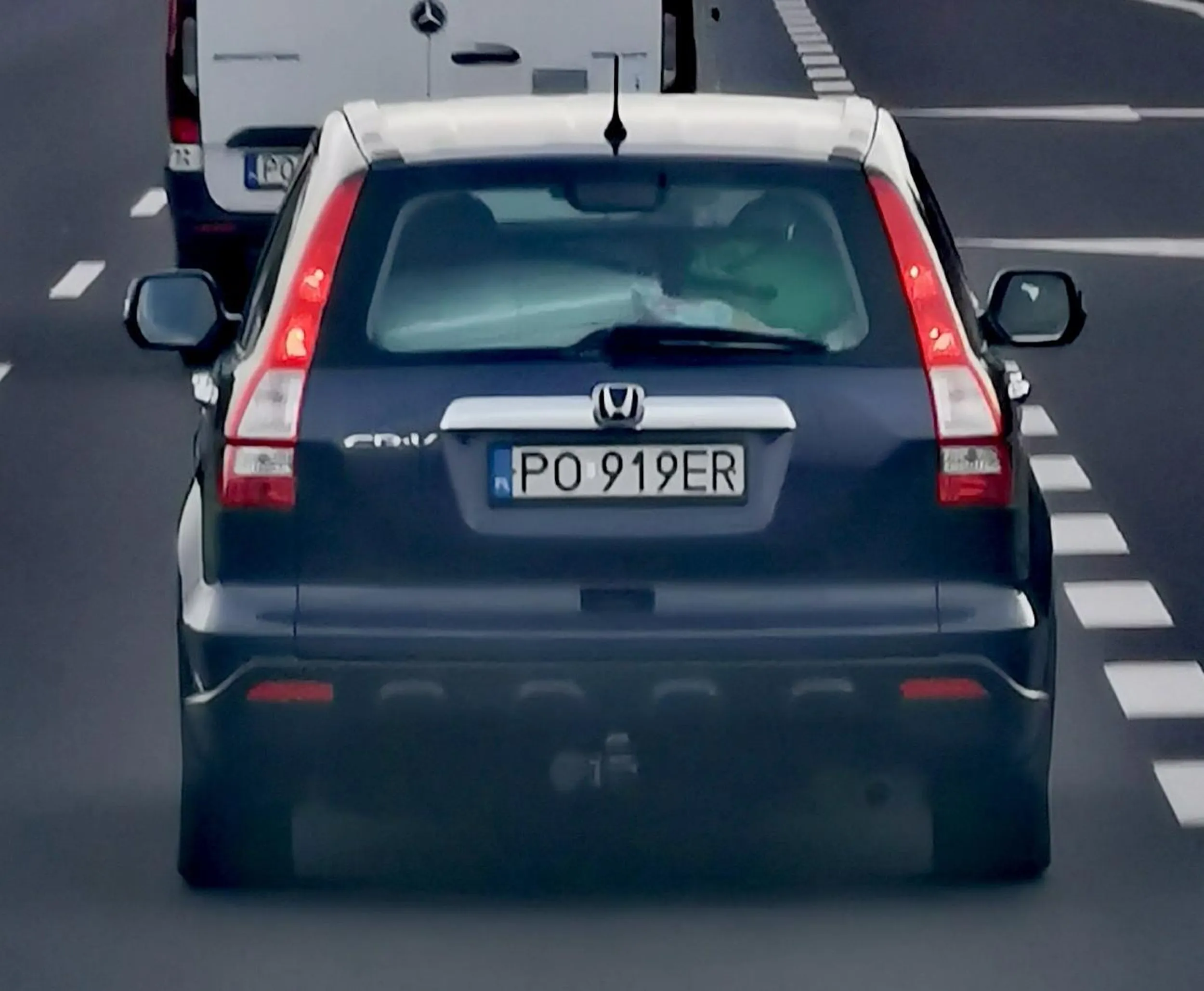 Cała rodzina na pokładzie a stary za sterem odpierdziela maniane. Podczas nieudolnego wyprzedzania ciężarówki zajeżdża jej drogę wymuszając nagle hamowanie...