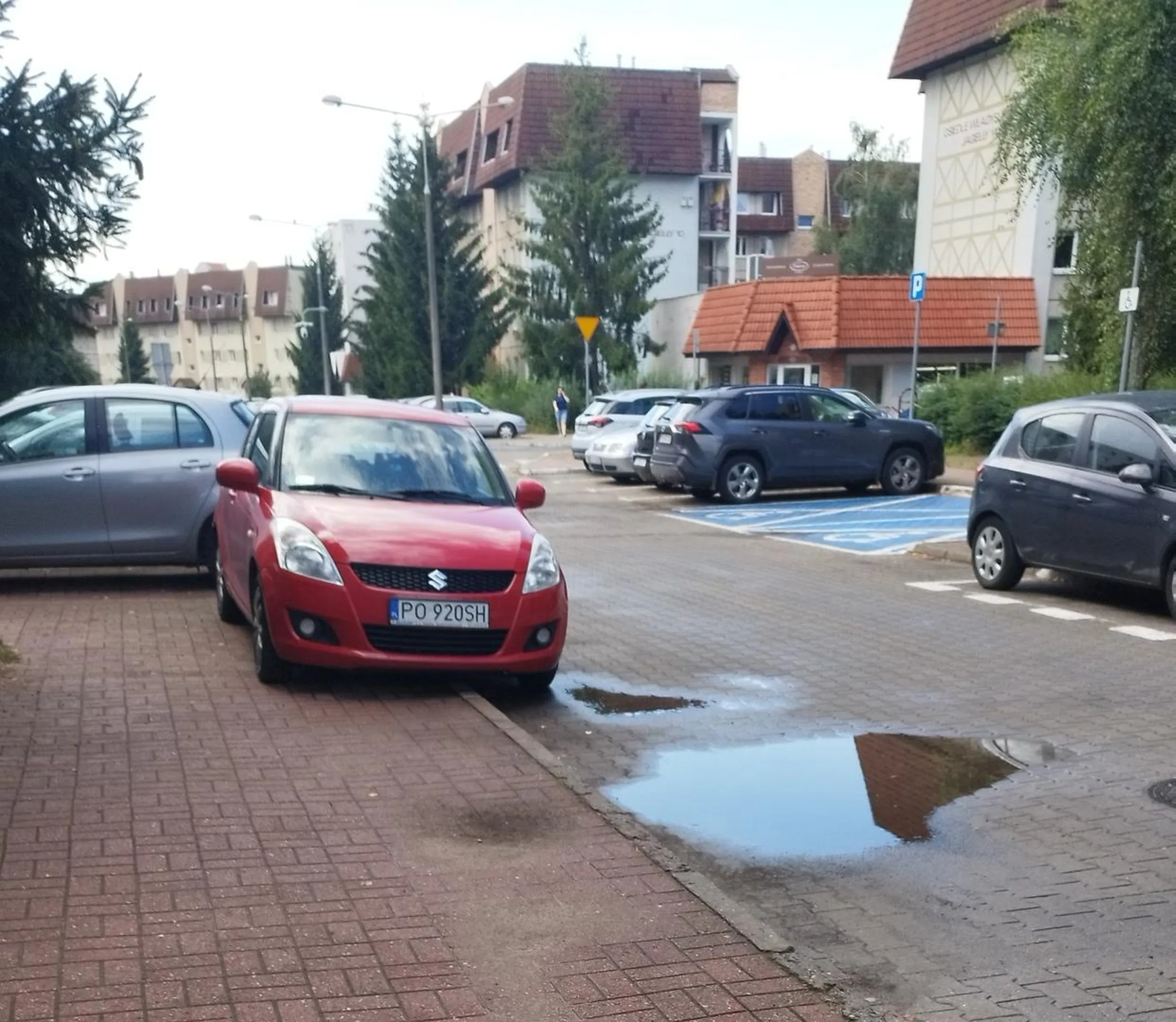 Zaparkuje sobie poza wyznaczonym miejscem przecież z chodnika nikt nie korzysta więc mogę.