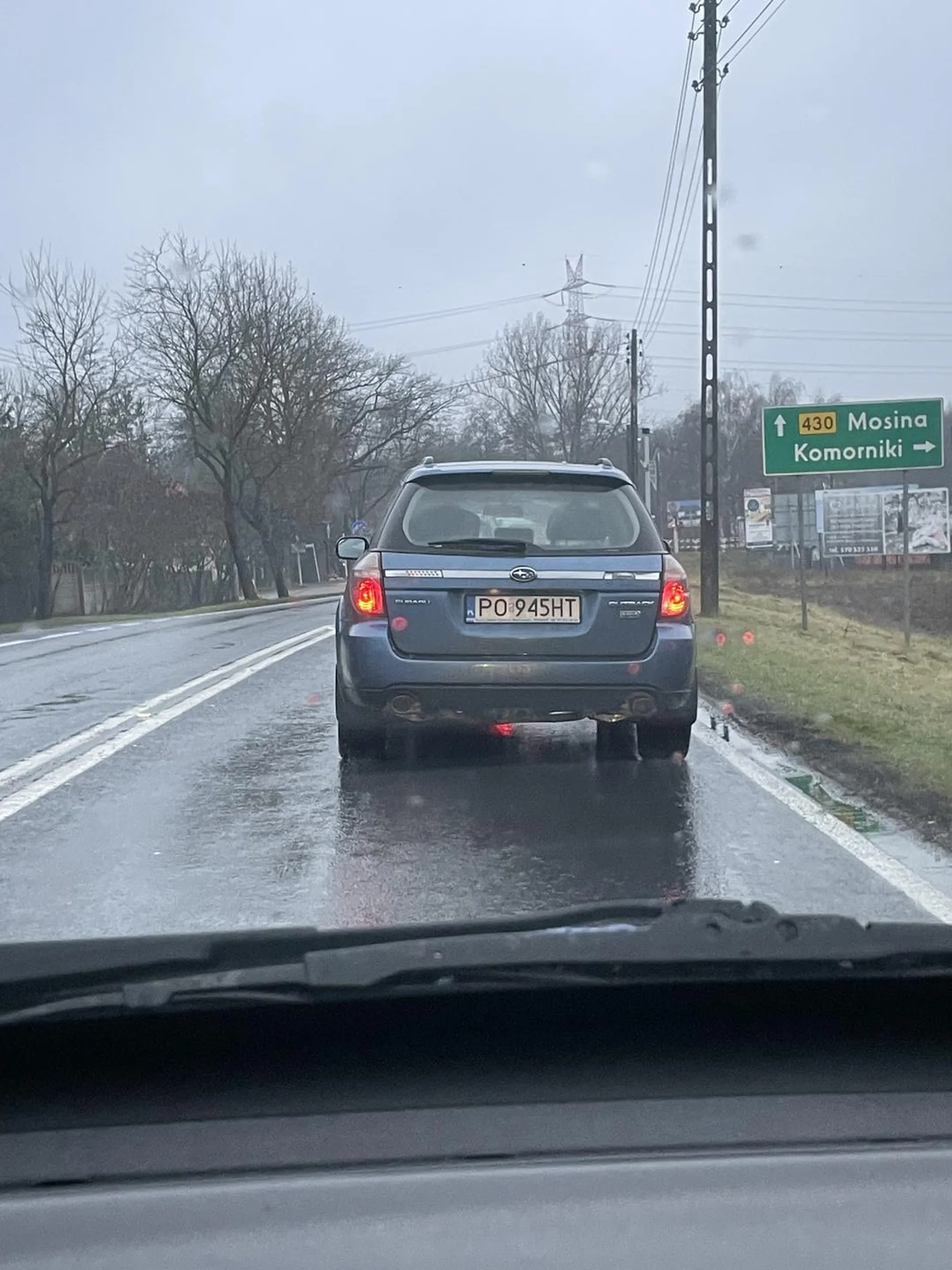 Nie używa kierunkowskazu na rondzie