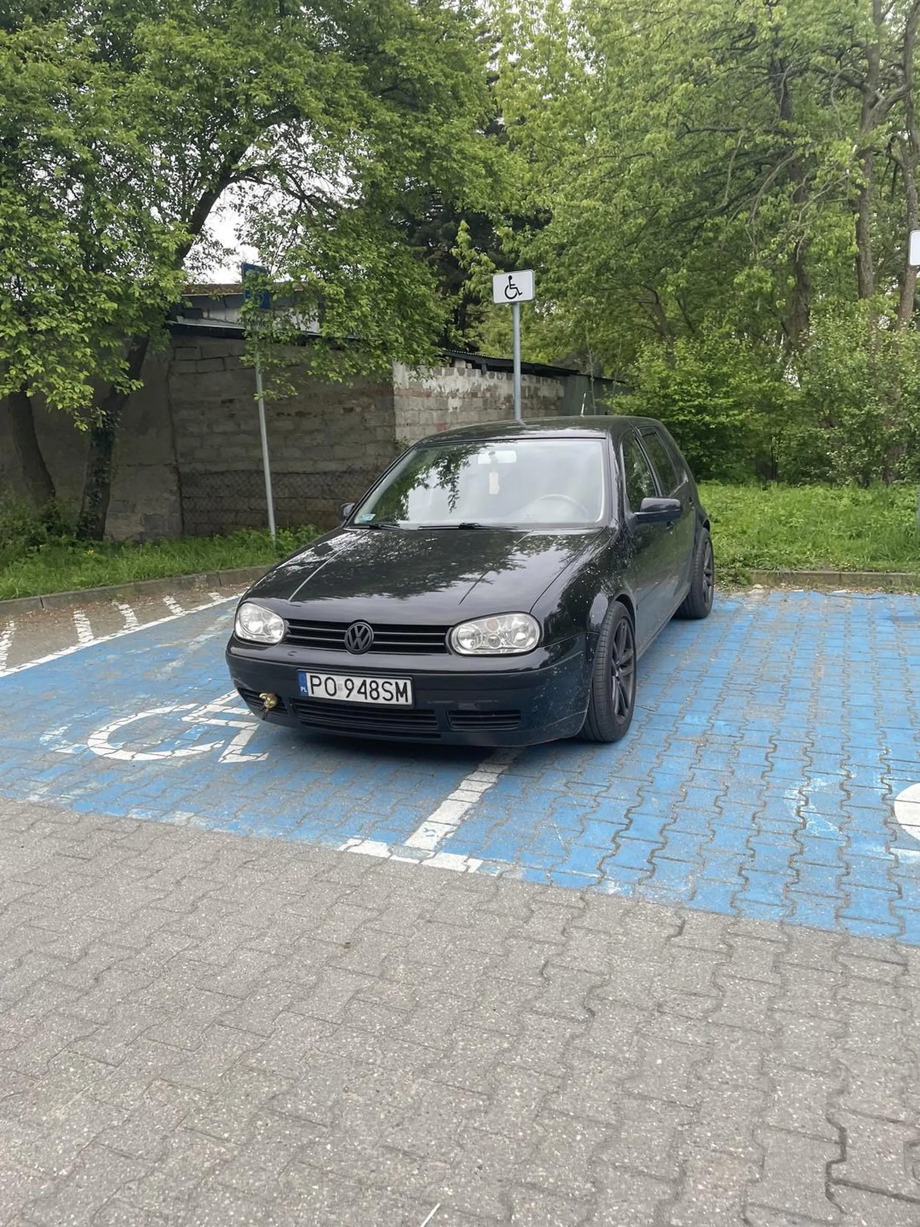 To jest notoryczne, widzę ten samochód często. Poznań, pomiędzy os Śmiałego a ulicą Znanieckiego, parking na pilot dla mieszkańców. Kierowca powinien się wstydzić