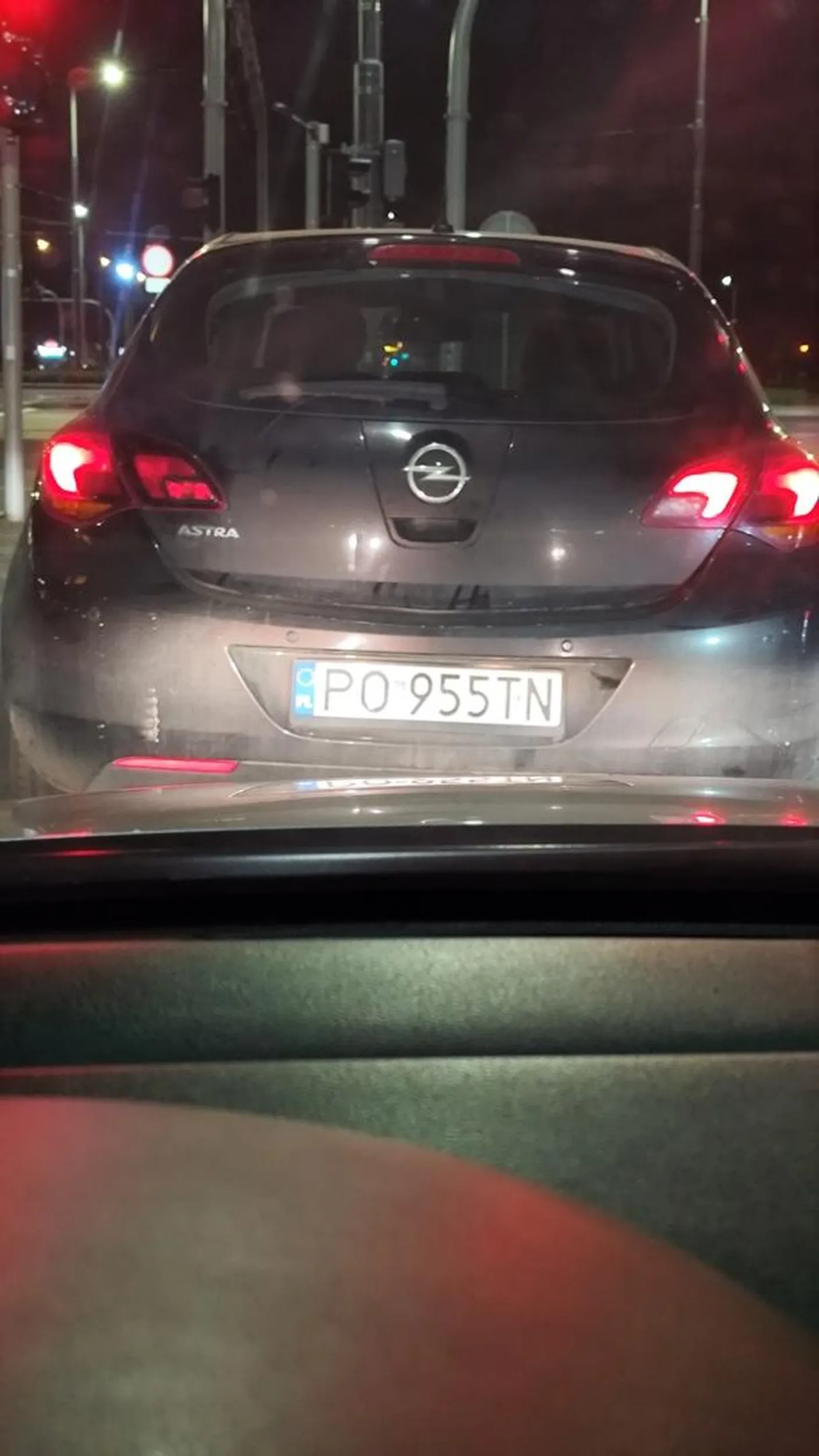 Niezrównoważony człowiek mruga długimi w centrum miasta gdy normalnie z prawidłową prędkością zbliżałem się do ronda. Grubszy pan za kierownicą widać było, że znerwicowany bo zaraz chciał mi zdjęcia robić jak do niego podszedłem wyjaśnić, że łamie prawo używając w taki sposób świateł. Trząsł się jak niezrównoważony, takie nerwy to nie na drodze proszę pana, polecam iść się wybiegać do lasu a nie stwarzać zagrożenie dla społeczeństwa.