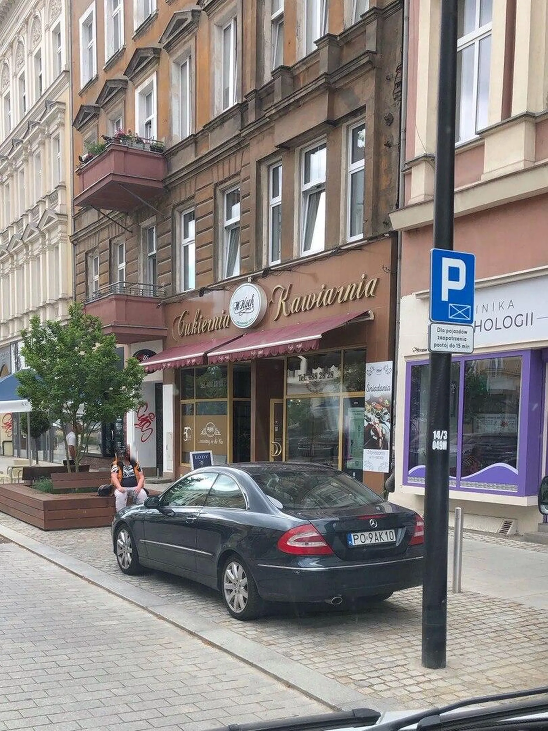 Kierowca zajmuje kopertę dla dostaw bez powodu