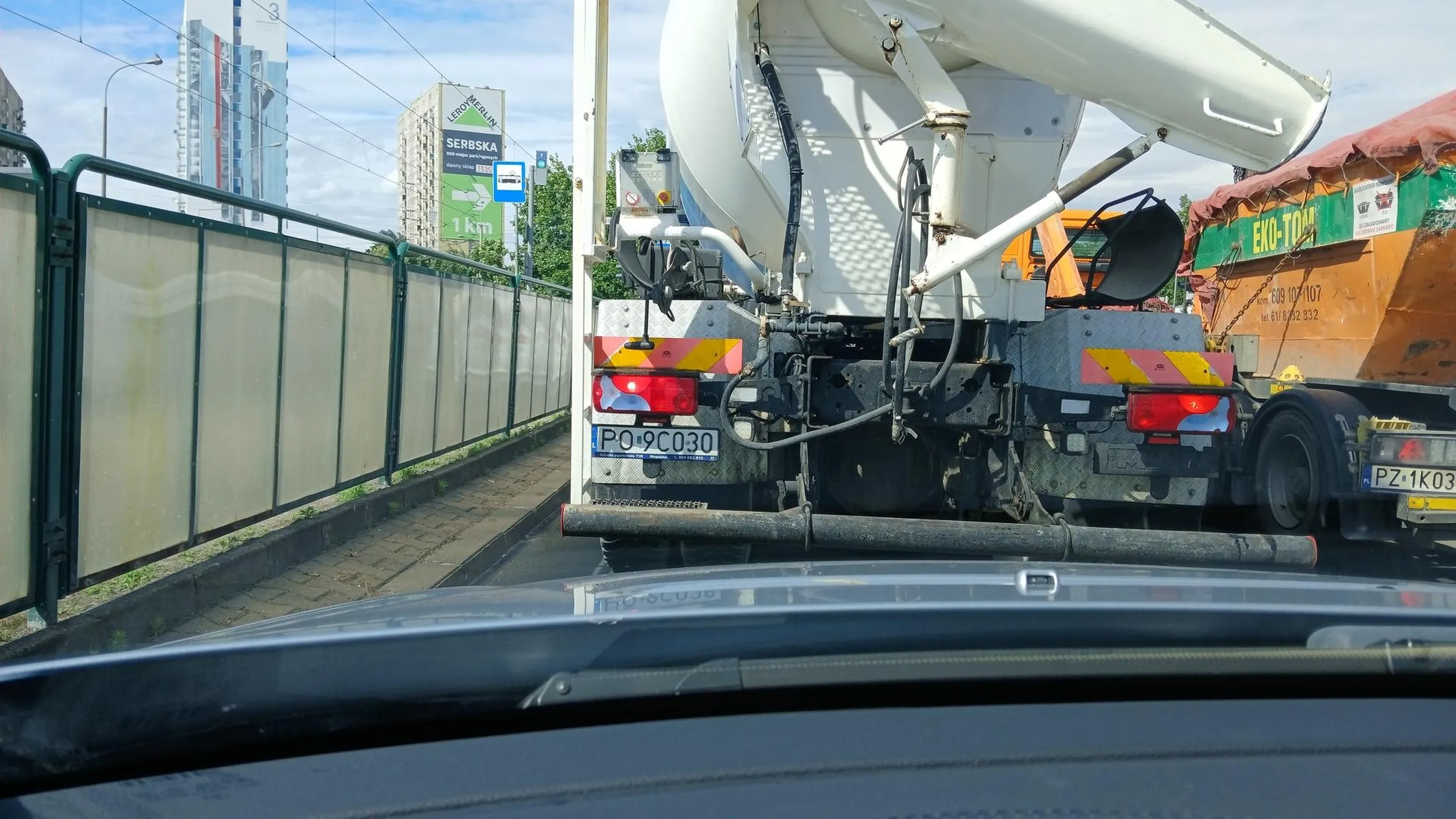 Kierowca betoniarką jeździ bardzo niebezpiecznie. Wymusza pierwszeństwo podczas zmiany pasa ruchu. Dodatkowo nie używa kierunkowskazów o przekracza prędkość. Takim gabarytem jeżdżąc trzeba myśleć gamoniu!