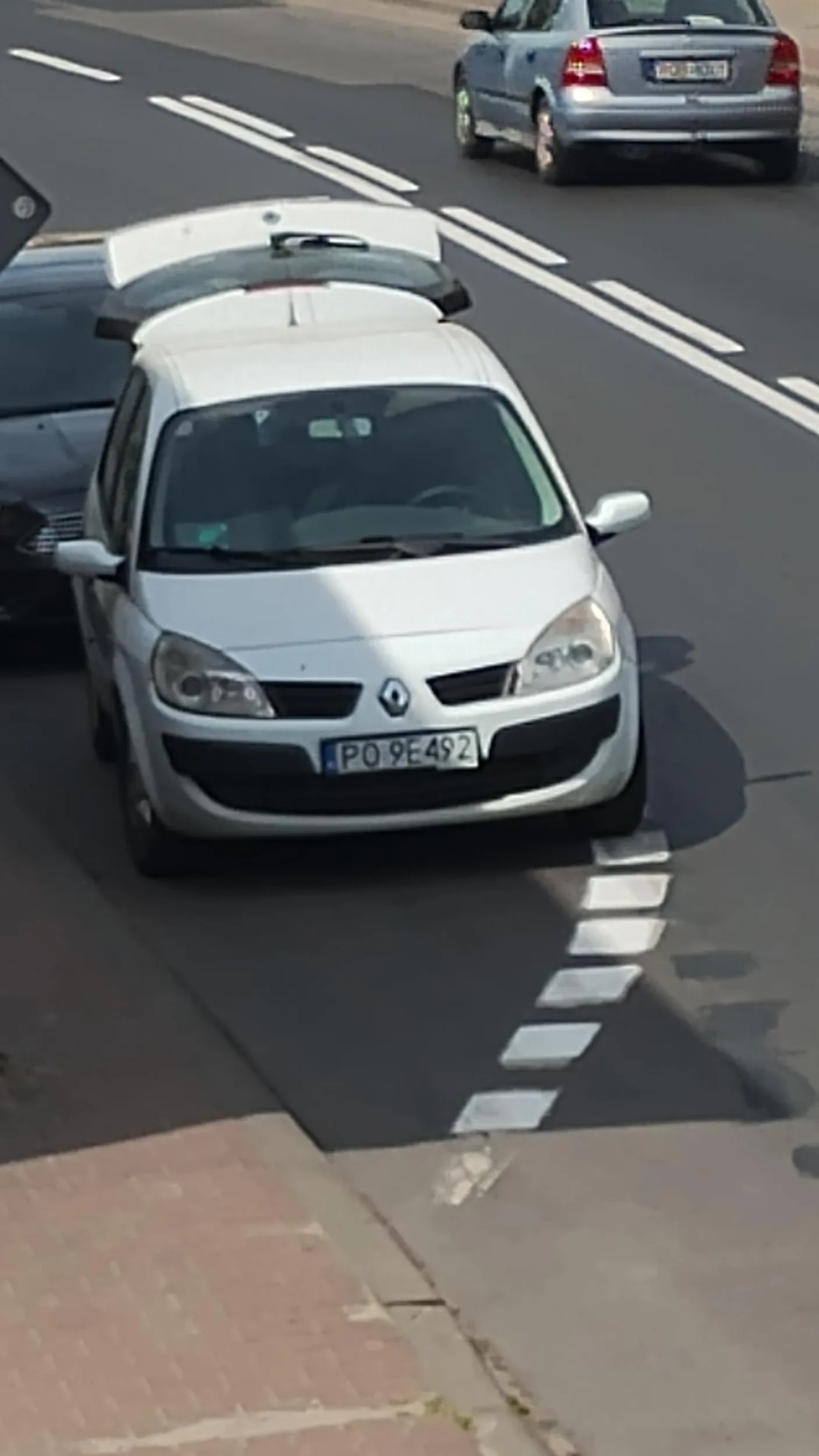 Jeśli pan nie radzi sobie za kierownicą to proponuję kupno mniejszego auta niż posiadane, parkując równolegle po drodze niepotrzebnie skręcał koła i prawie ze sobą zabrał kwietniki i znak drogowy. Cwaniaczek wychodzi na środku ulicy z auta i wszyscy na niego trąbią, błędnie włącza kierunkowskazy i wymusza pierwszeństwo. Samochody mijając się z tirem robiły to na styk.