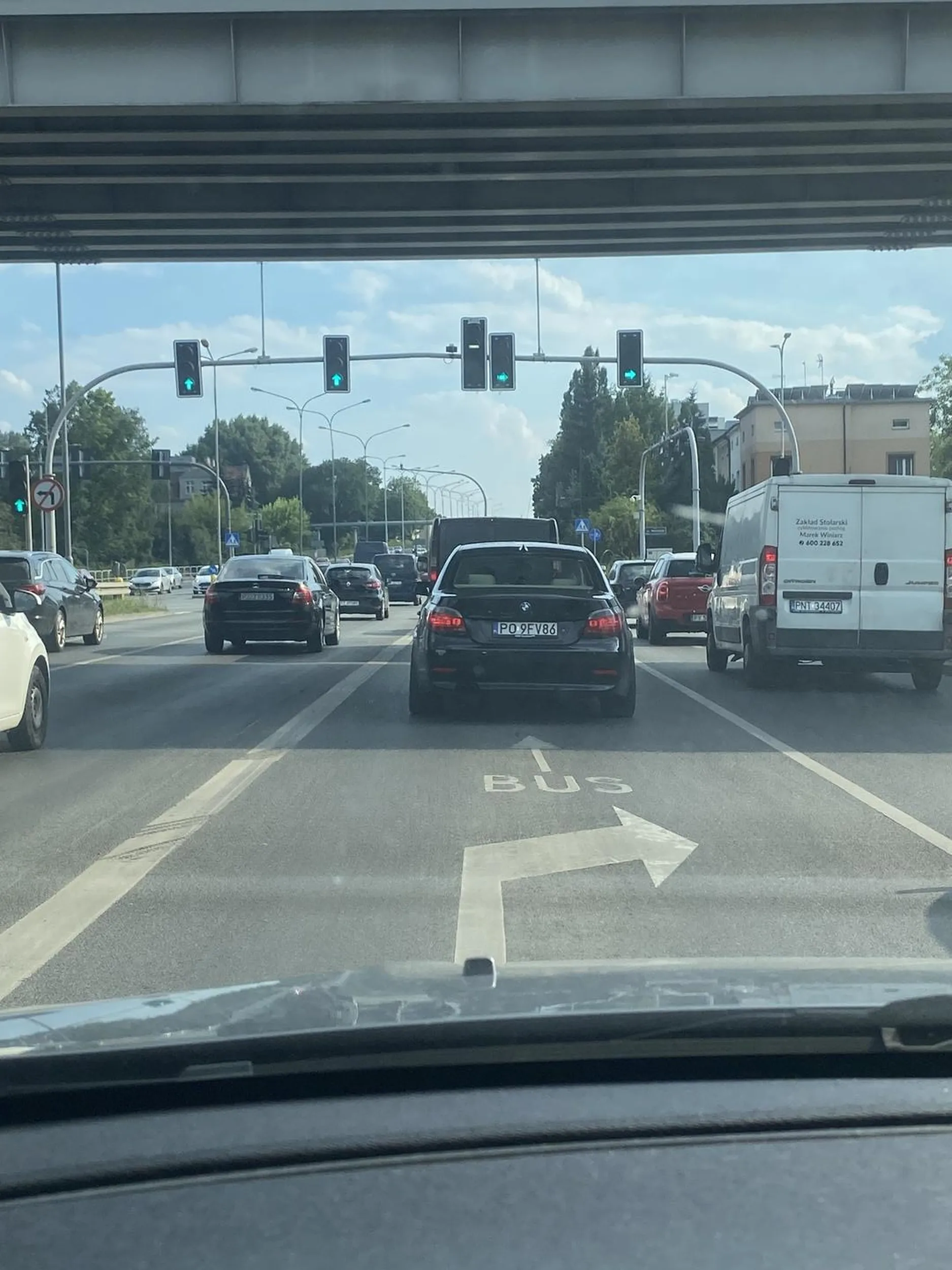 Nie pozdrawiam łysego palanta w czarnym wsio wozie. PS. Jestem prawie pewny że prawko wygrał w Cheetosach