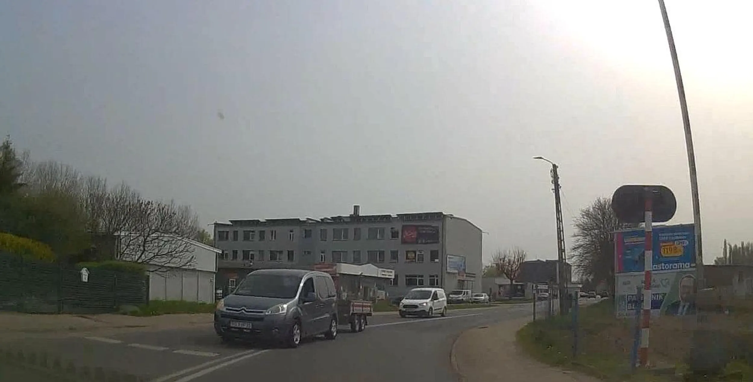 Prośba do szacownego kierowcy o trzymanie się jazdy w granicach swojego pasa, a nie ścinanie zakrętów.....