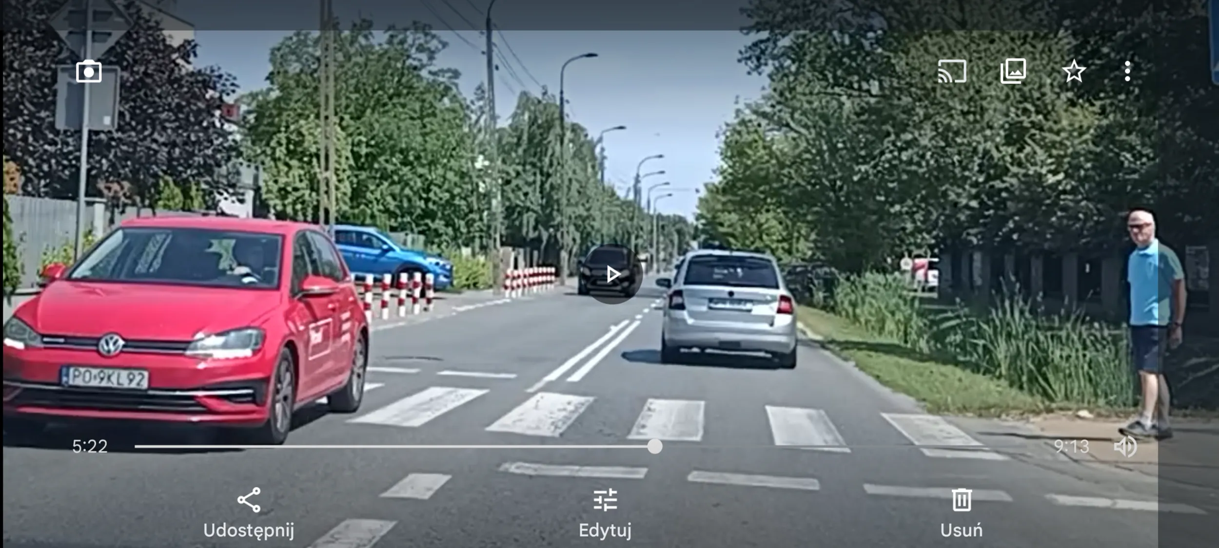 Bandyta drogowy w czerwonym wraku przejeżdża przez przejście dla pieszych i nie ustąpił pierwszeństwa pieszemu na przejściu w Warszawie