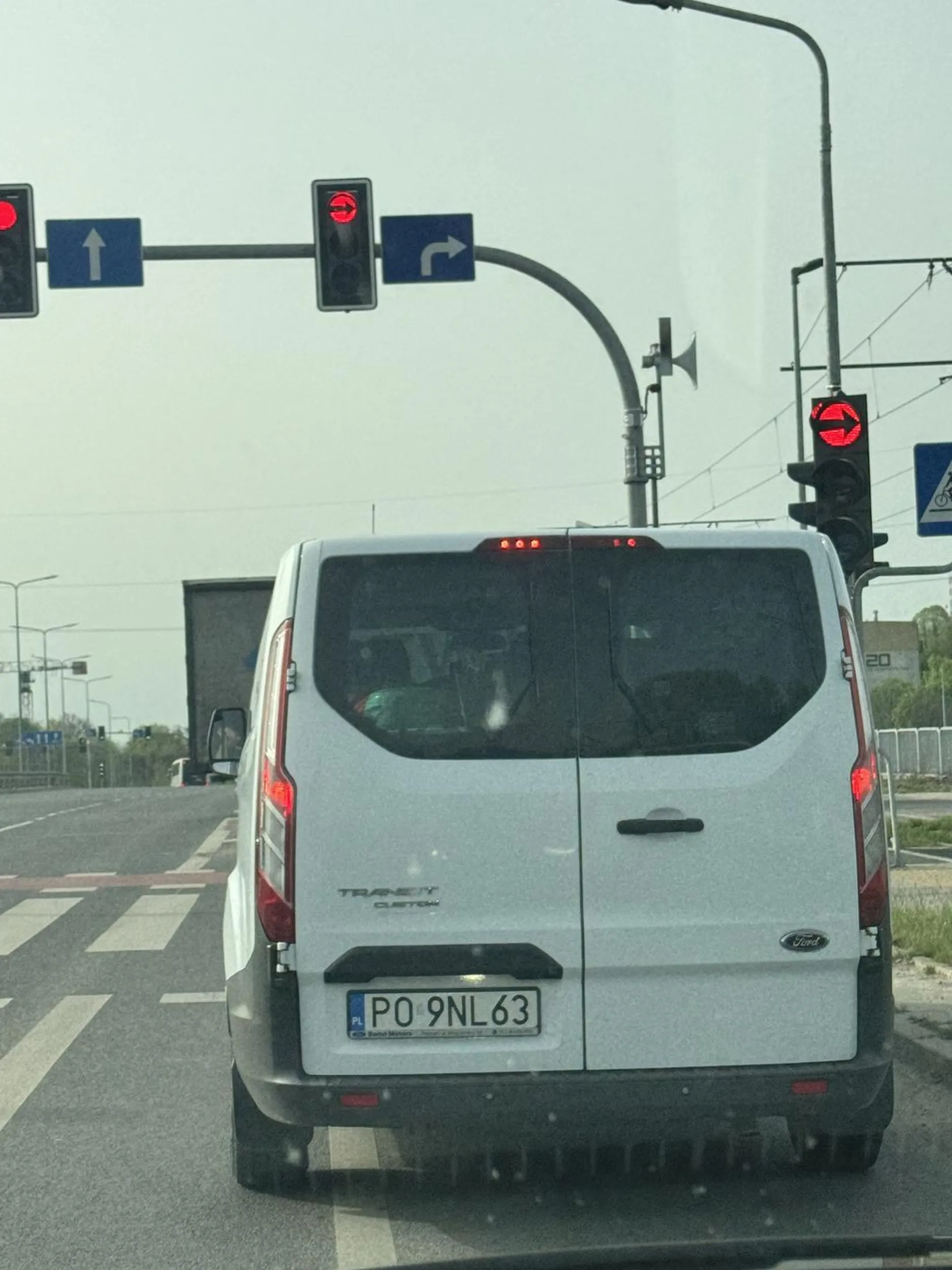 Naucz się jeździć tępa cipo. Poznaniak, a jeździ jak z Pleszewska xd cebulak na drodze