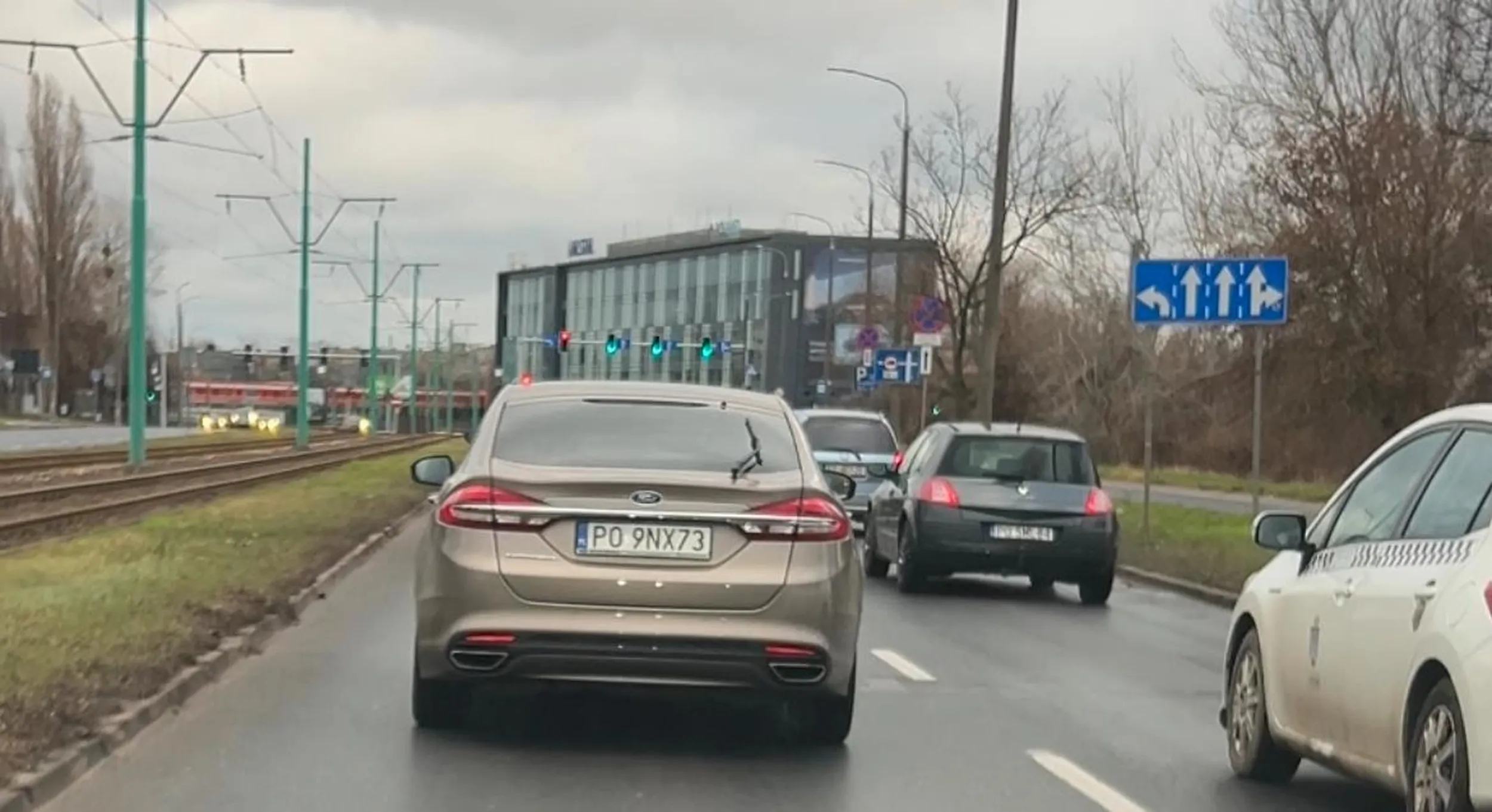 Uwaga! Kierowca wymusza pierwszeństwo, a następnie hamuje przed maską. Limity prędkości nie dotyczą.