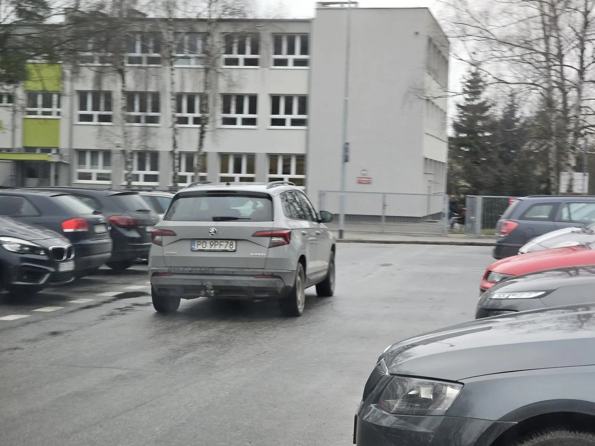 Niepotrzebne trąbienie, nieostrożna jazda pod 2 różnymi szkołami w poznaniu, stwarza zagrożenie dla dzieci, jazda pod prąd