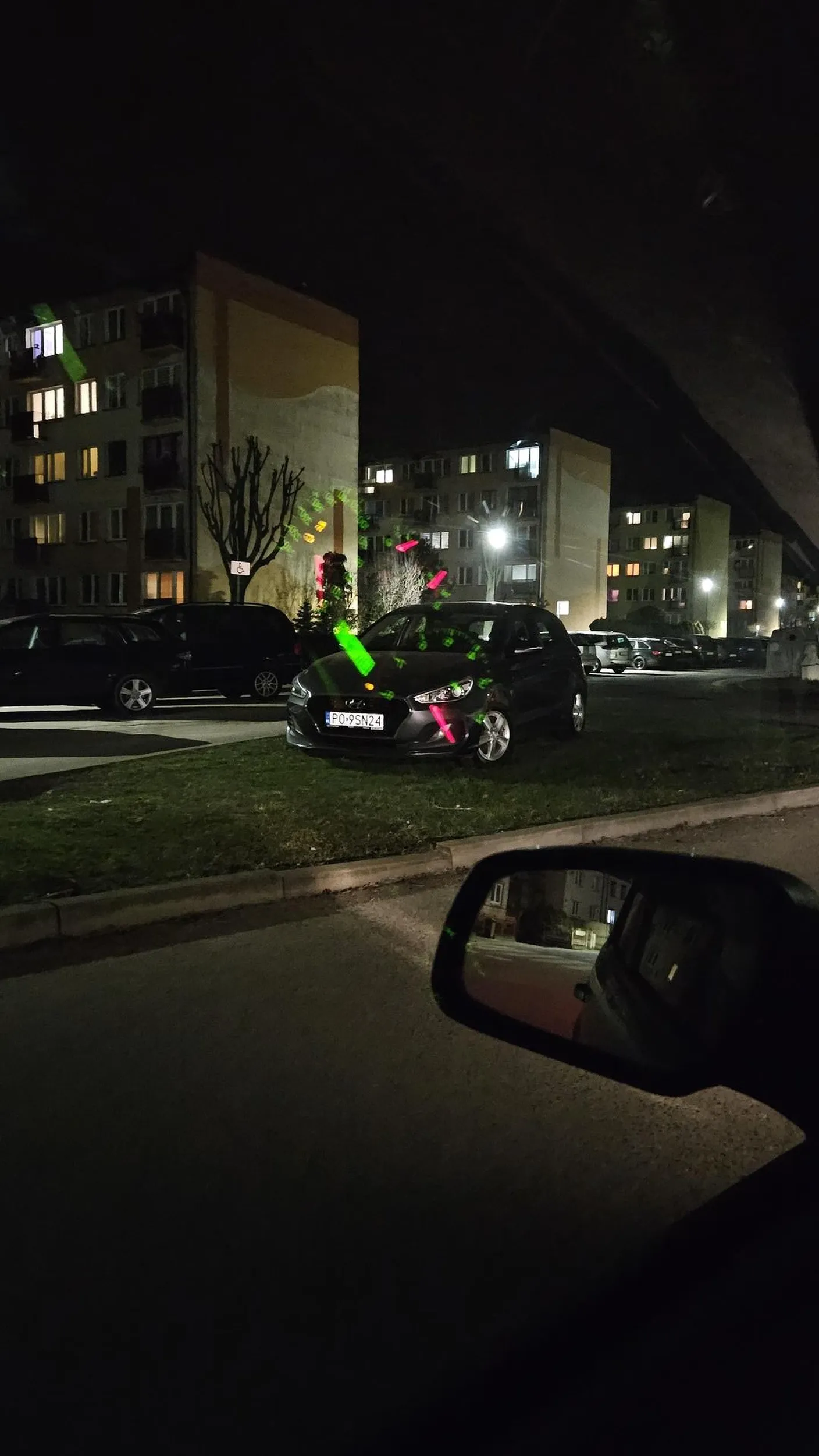 To że nie ma zakazu, nie znaczy ze można stawać gdzie popadnie tym bardziej na zieleni. Nowe auto i ego po za skalą