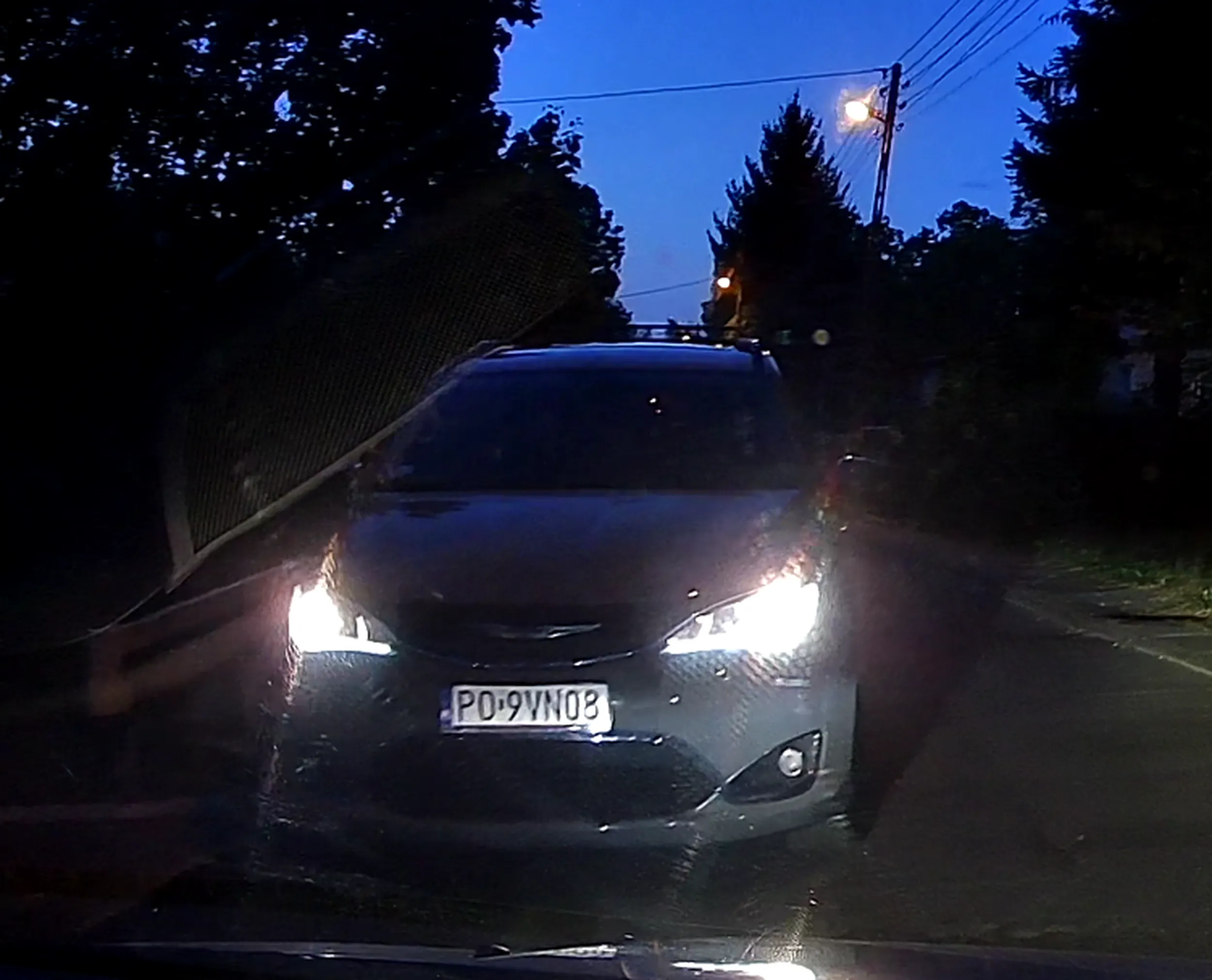 Pani z prawem jazdy z czipsów, nie wyglądała jak by miała w ogóle świadomość, że jedzie pod prąd.