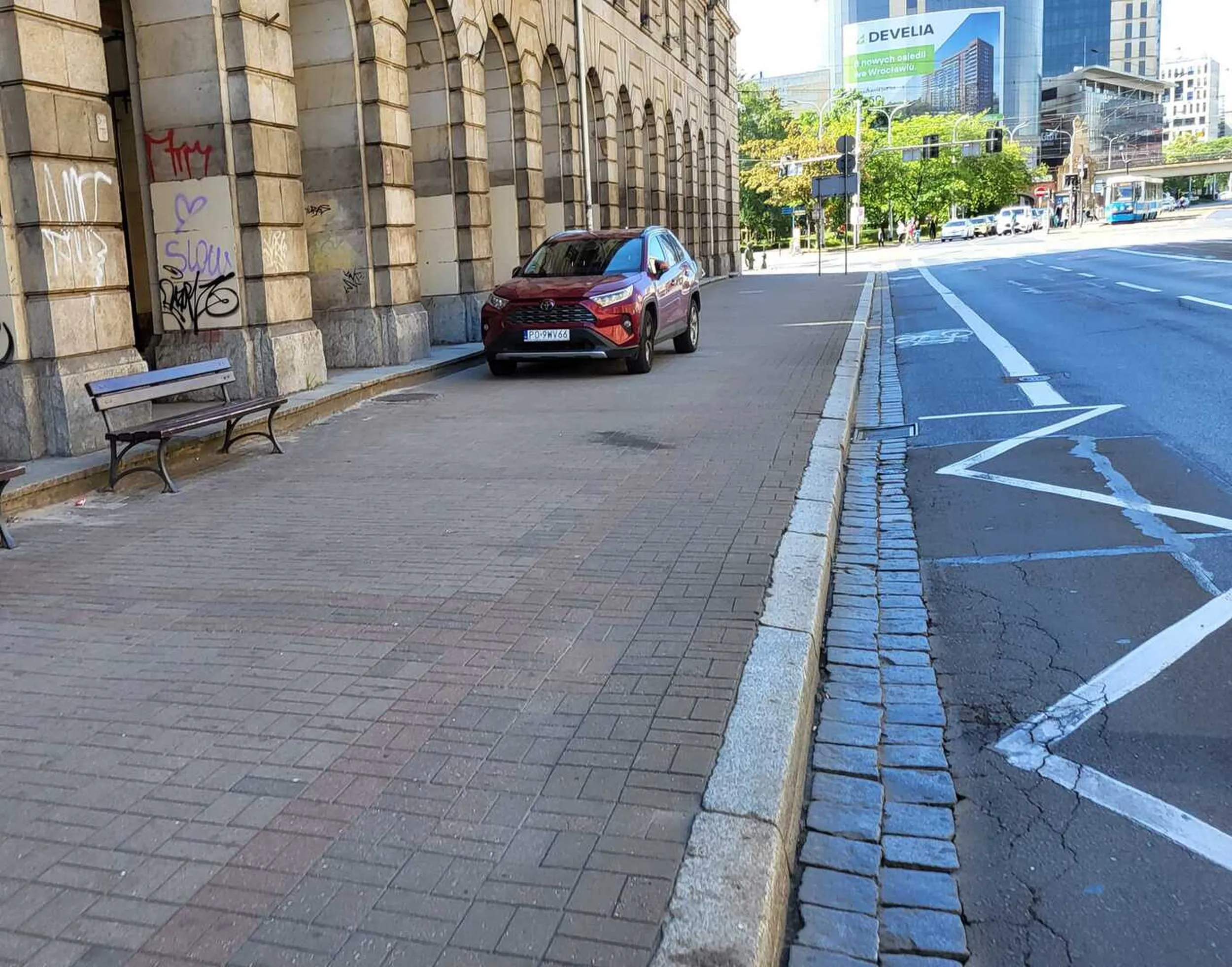 1. Zakaz zatrzymywania. 2. Linia ciągła. 3. Przystanek. 4. Nie przy krawędzi jezdni.