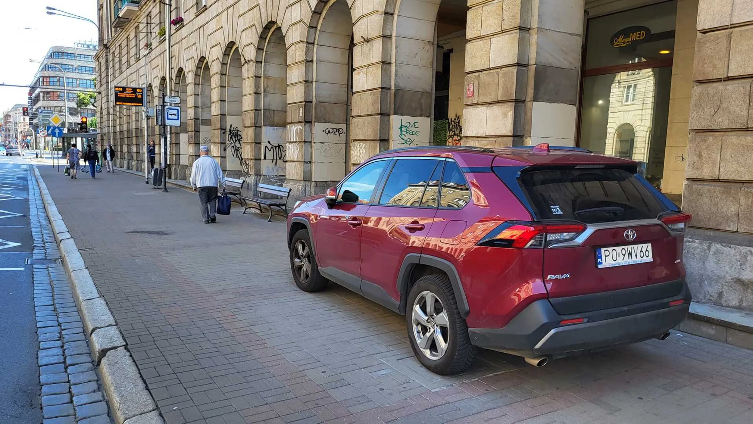 1. Zakaz zatrzymywania. 2. Linia ciągła. 3. Przystanek. 4. Nie przy krawędzi jezdni.