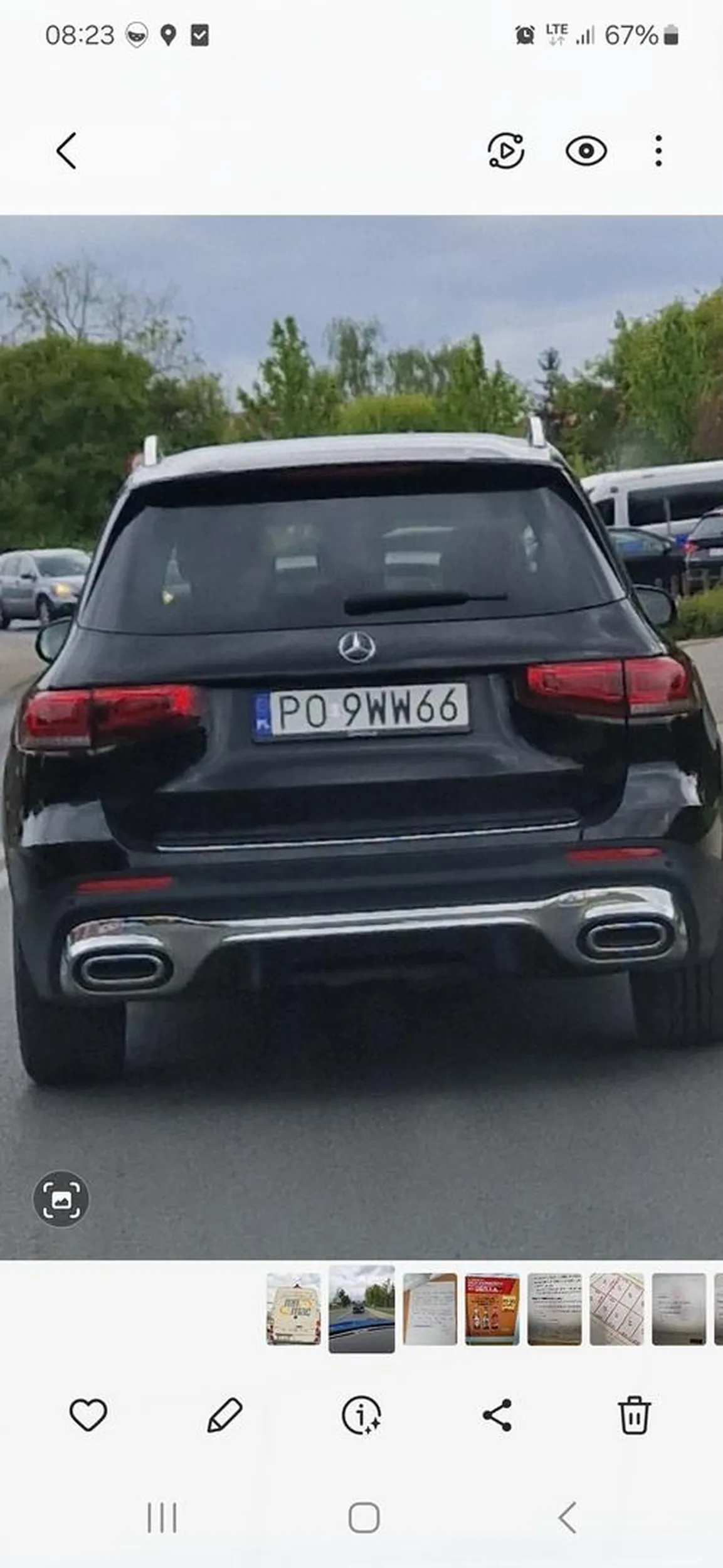 Wymusza pierwszeństwo,  wciska się na siłę.