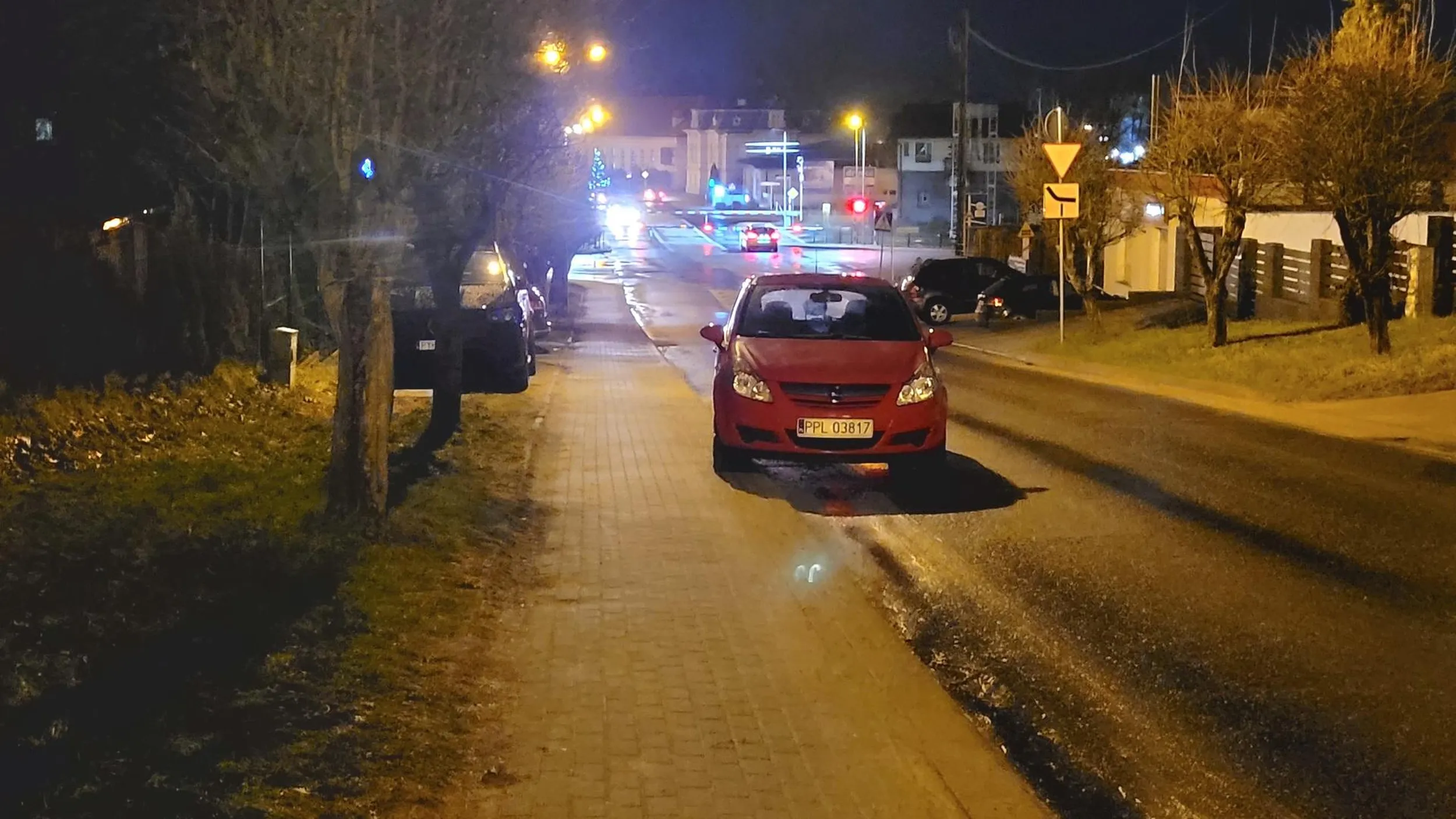Postój na zakazie aby zjeść sonie kebaba a inne auta muszą specjalnie stanąć aby się przepuścić. I to na stromym podjeździe.