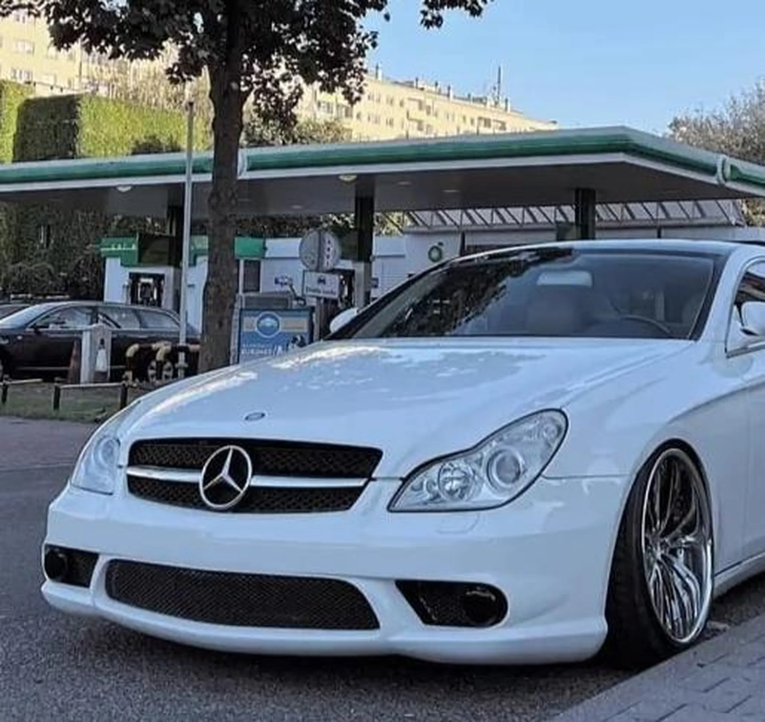 Masakra. Spotkałem koło bp wyszedł z białego auta, chciał mi sprzedać jakieś noże i patelnie. Dywan z bagażnika wystawał. Bez blach jeździ cygański cwaniak. Kradnie benzynę czy oszukuje fotoradary?