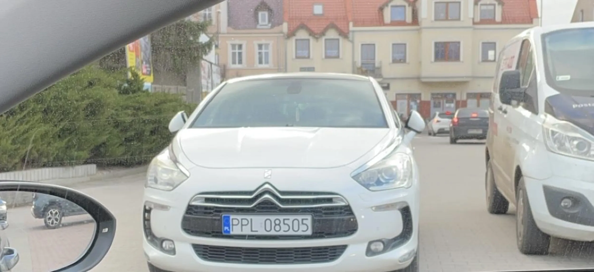 Facet nie umie parkować, przed świętami ruch na parkingu na lidlu a on na środku przejazdu parkuje jeszcze zadowolony z siebie