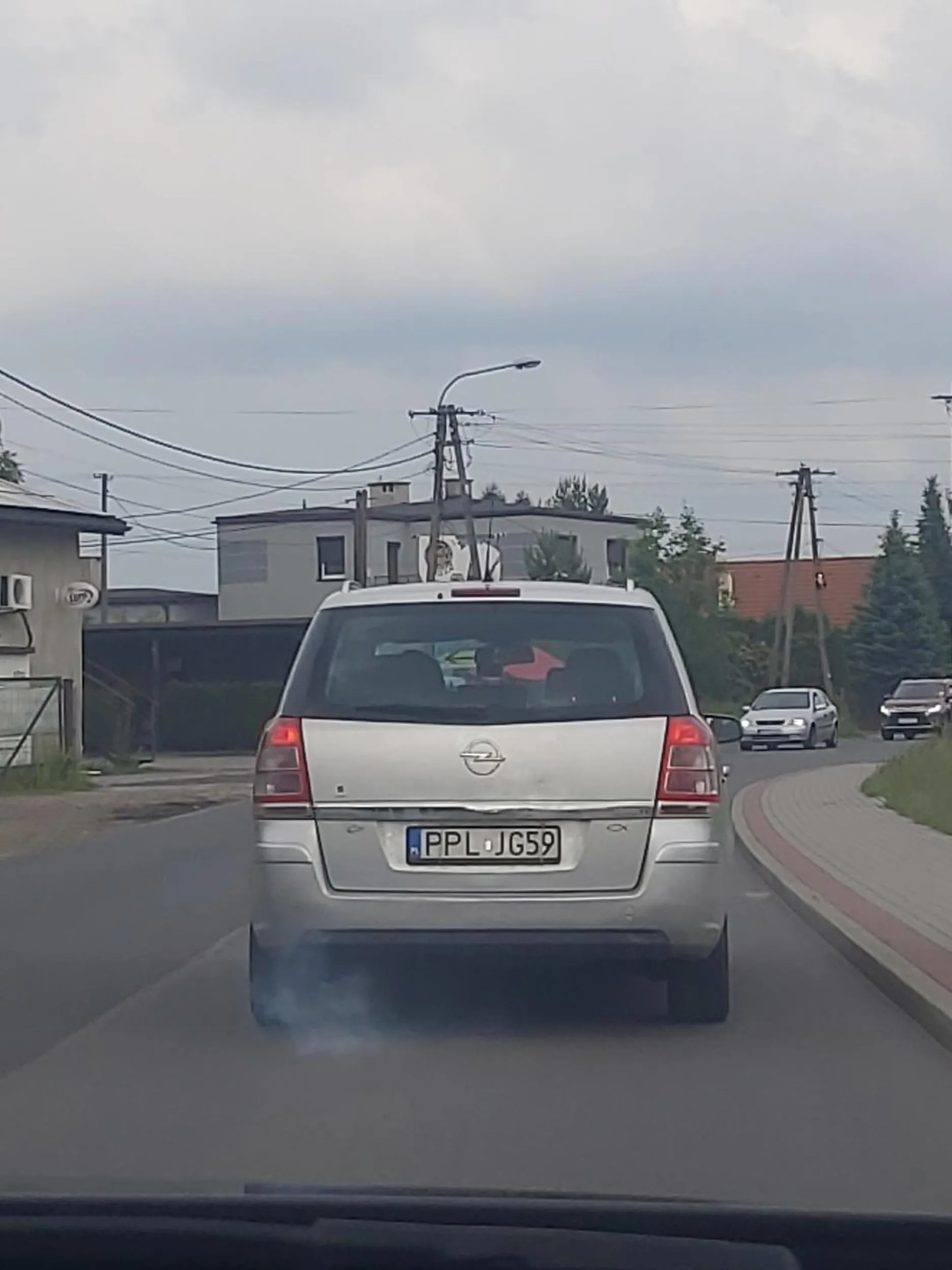 Auto tak Dymi że ja pitole, jechać za się nie da. Jedzie 15 a limit 50, załącza awaryjne tak o