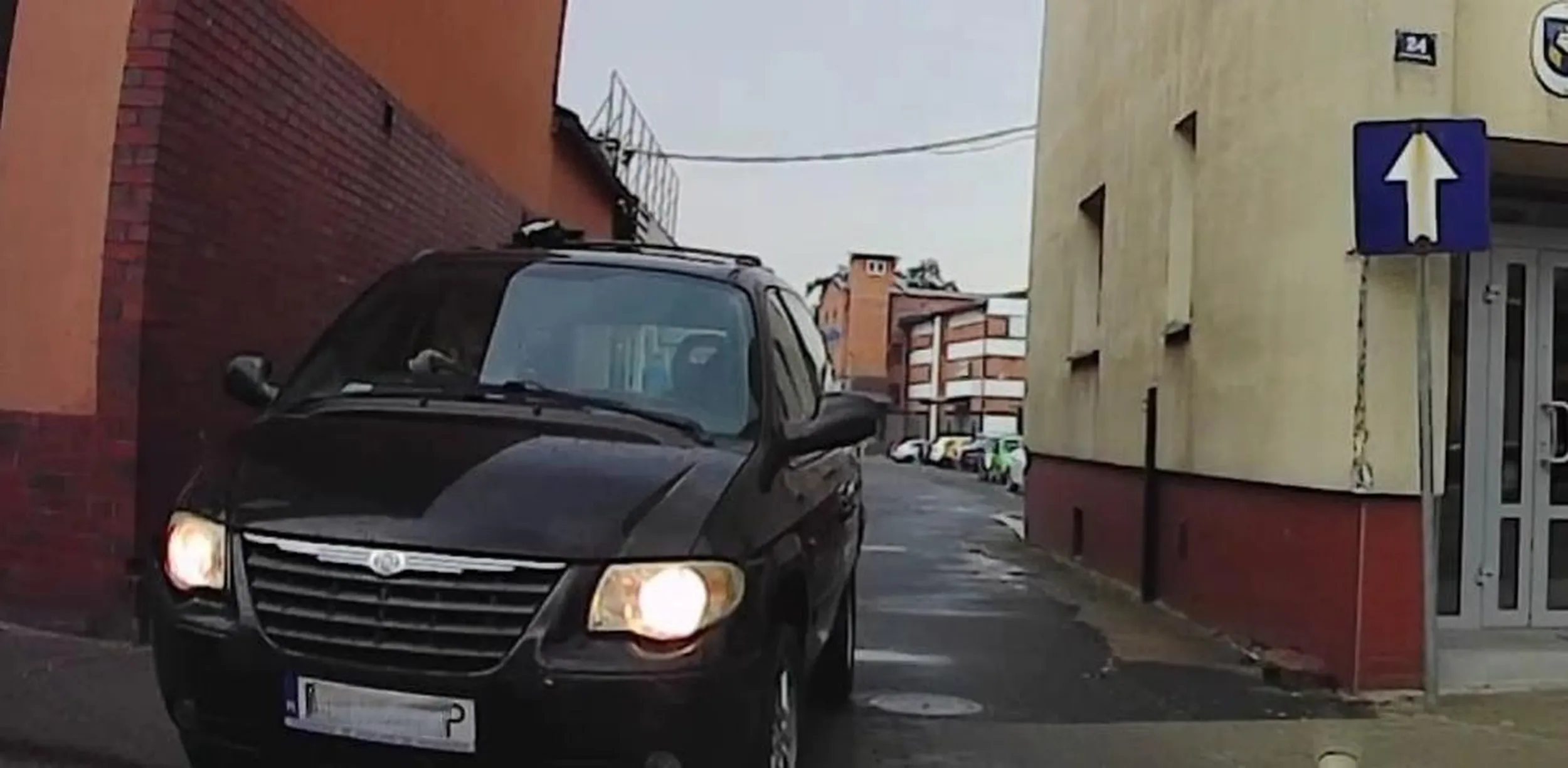 Wjazd pod zakaz. Blokowanie i obrazliwy srodkowy palec. Kierowca pelen kultury.