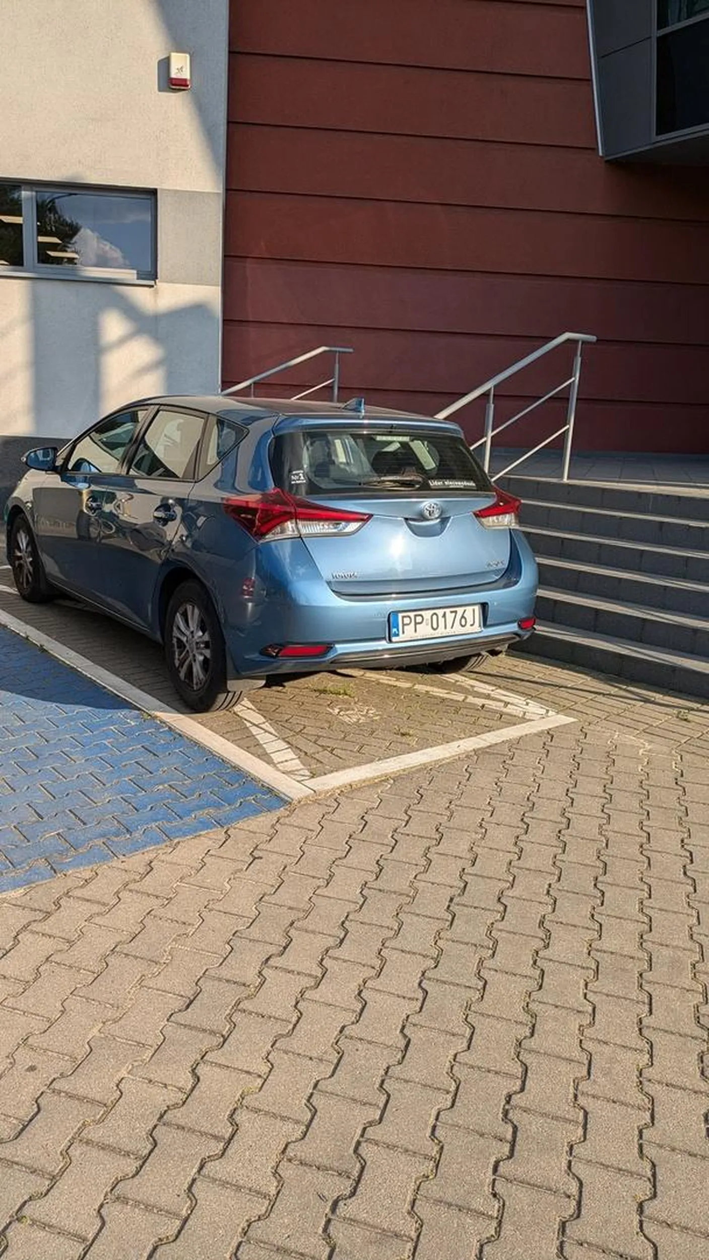 Najlepiej na schodach zaparkuj jeszcze