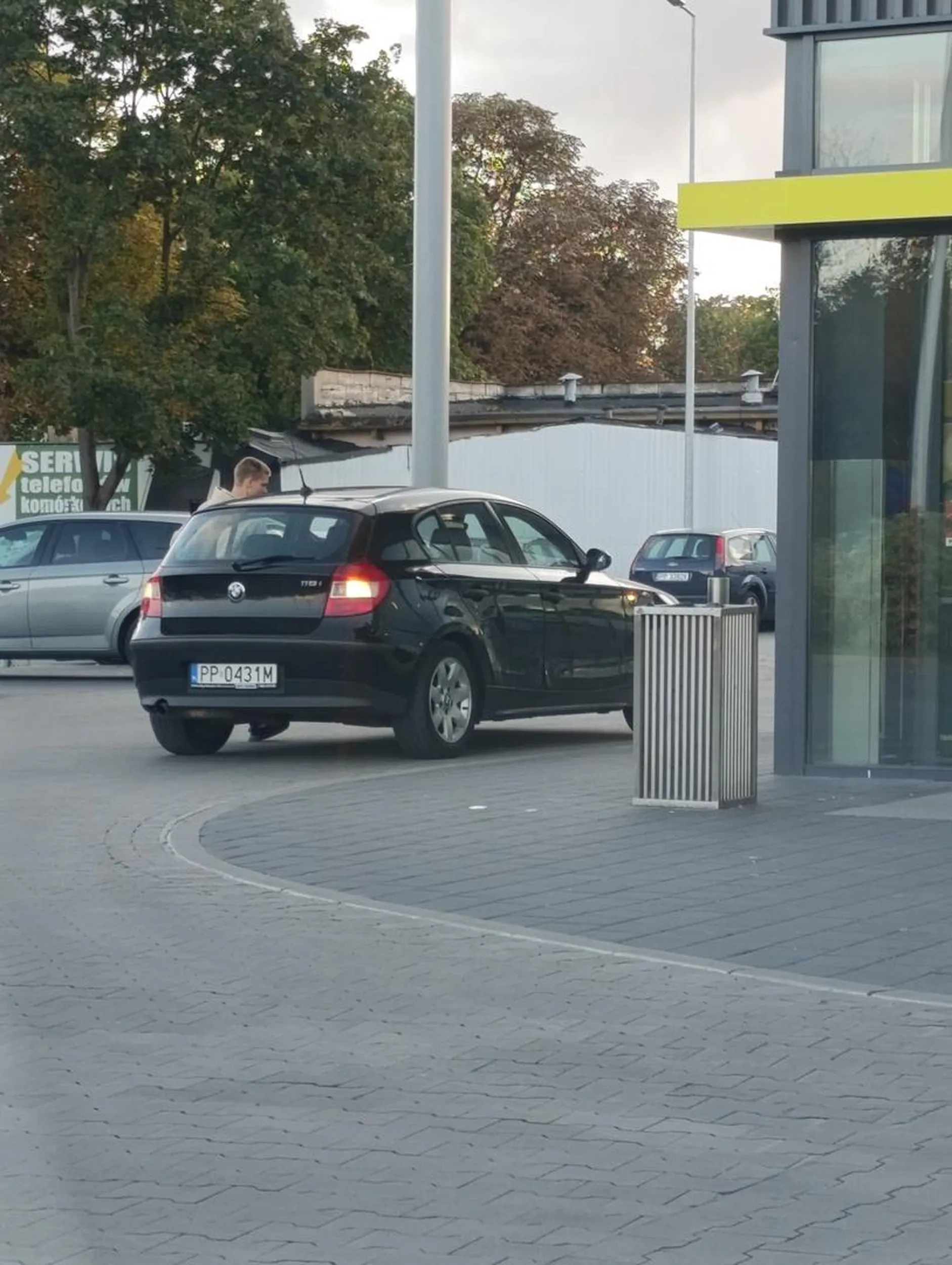 Leniu śmierdzący naucz się stawać na miejscu parkingowym a nie zatrzymujesz się pod wejściem do biedronki na awaryjnych i wchodzisz wypłacić sobie pieniądze z bankomatu. Jesteś dzieckiem specjalnej troski ? Wokół 20 miejsc parkingowych wolnych ,ale ciężko dupę ruszyć kilka metrów ?