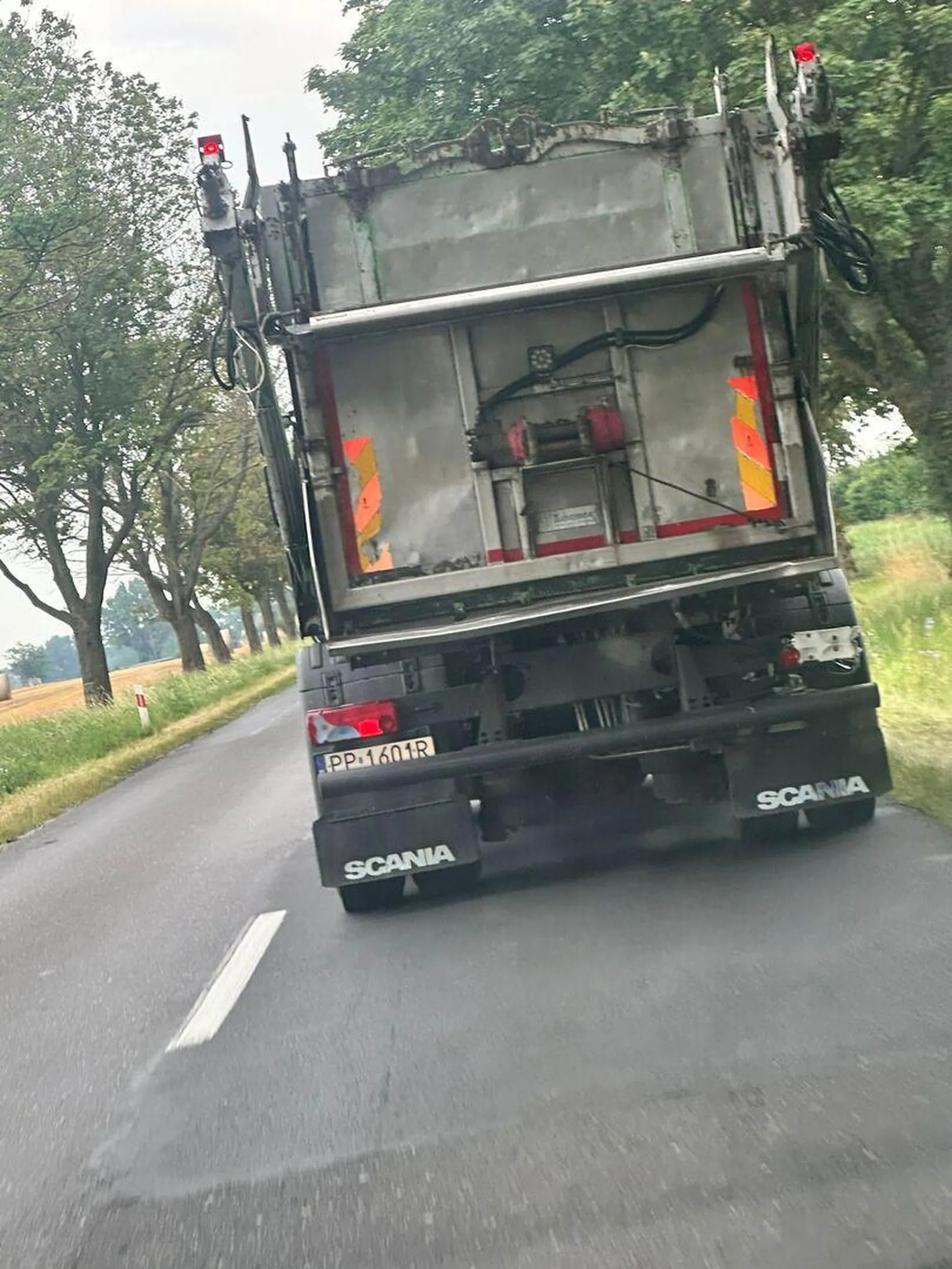Wyprzedzanie na podwójnej ciągłej zakończone zniszczona lampa i zawałem kierowcy jadącego z naprzeciwka