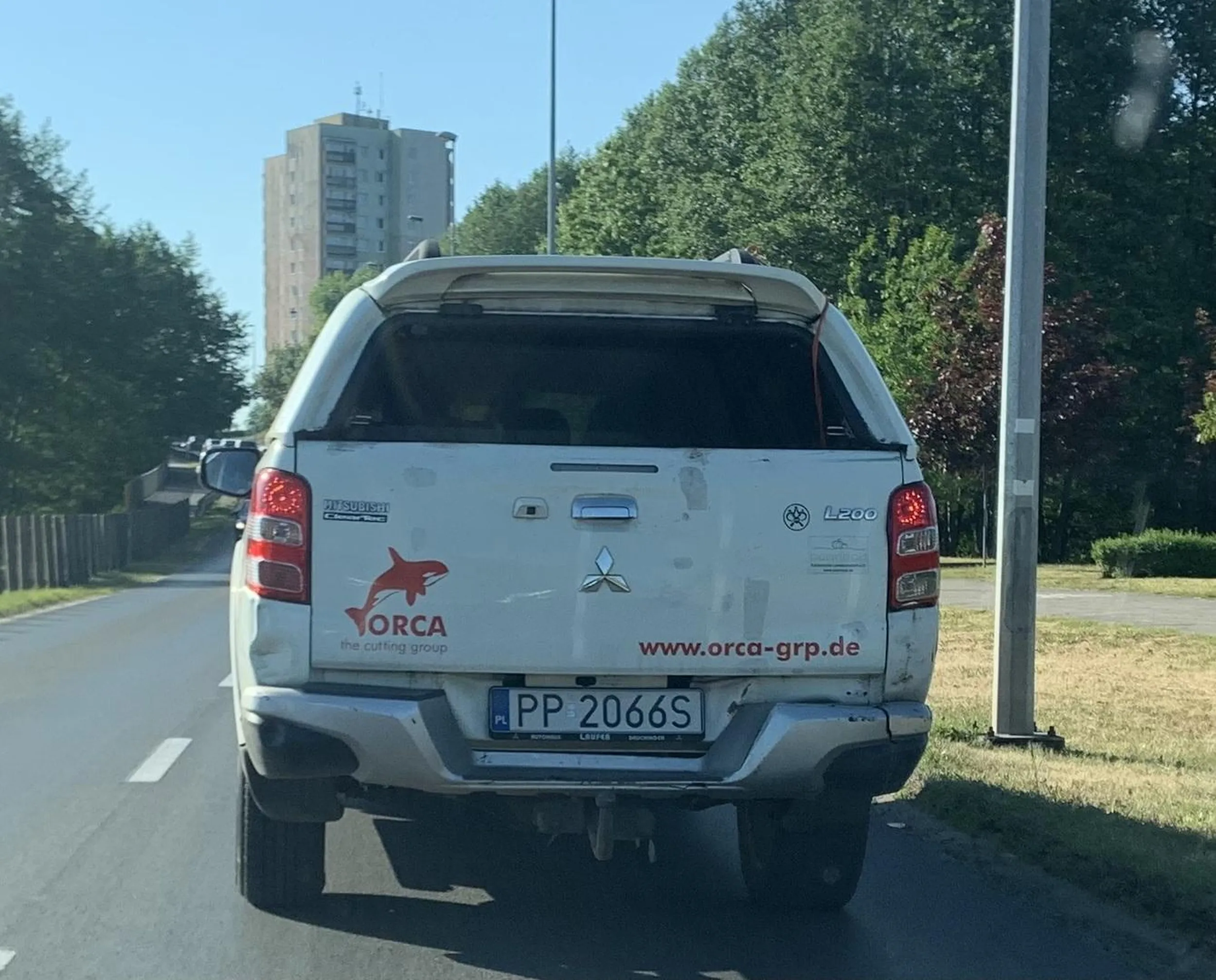 Wyprzedzanie na skrzyżowaniu, wjazd na skrzyżowanie bez możliwości kontynuowania jazdy, zablokowanie dwóch drug dojazdowych do skrzyżowania. No to jest mistrz, trudne do wyobrażenia dla niego jest czekanie w kolejce, jak można się wcisnąć. Wyprzedził mnie z prawej strony wjechał na skrzyżowanie i bohatera zgrywa że mnie chce wpuścić łaskawiec. Kilka tygodni temu wyjeżdżając z podporządkowanej tam wymusił mi pierwszeństwo że musiałem po heblach dać, że aż auto wryło. Jak widać po aucie- kierowca bombowca - dziwię się że jeszcze ma prawko.