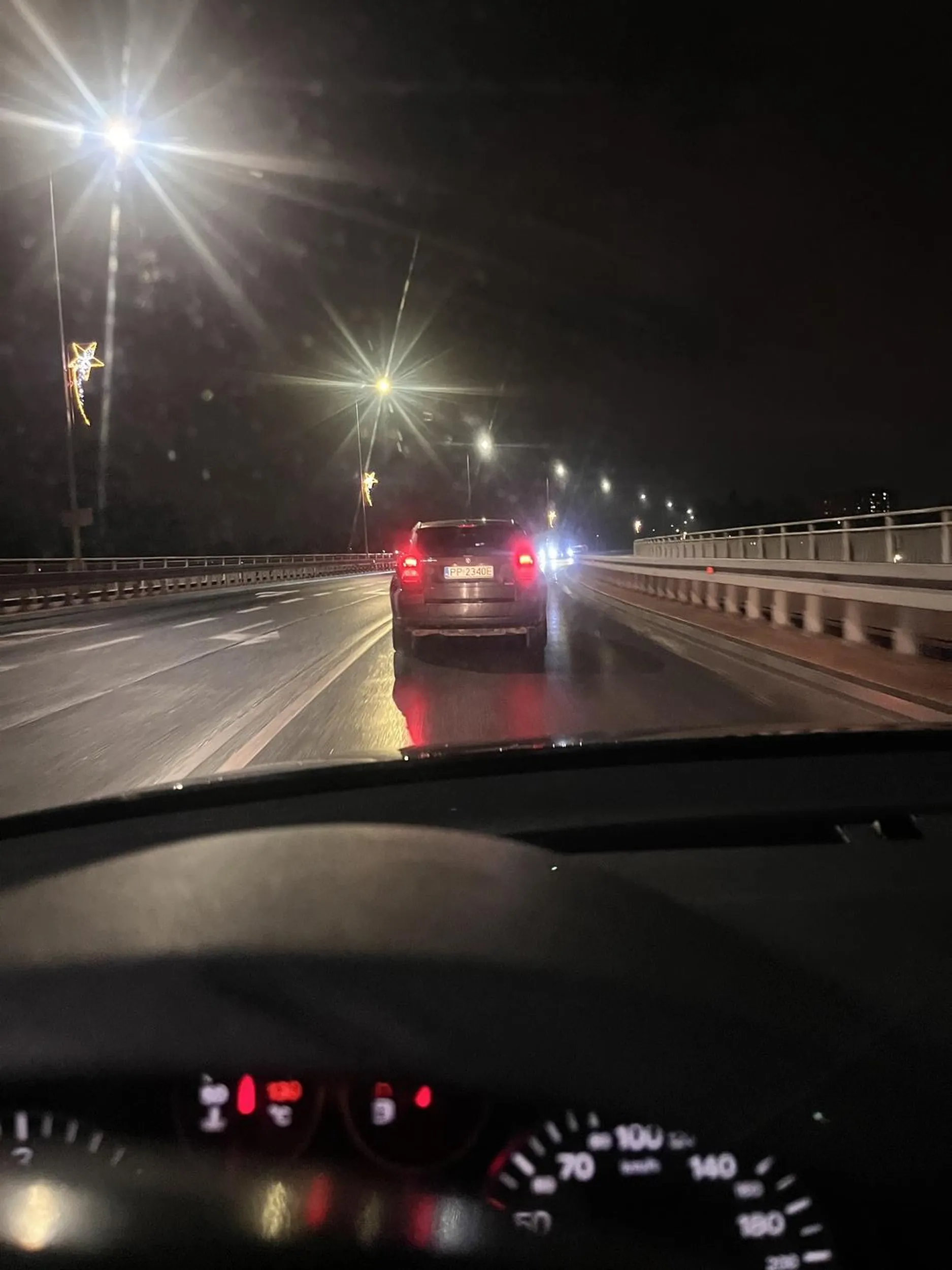 Kierowca jezdzi skrajnie niebezpiecznie. Redukcja biegu do 1 na przejeździe kolejowym.  50 to on chyba nigdy nie osiągnął sam z siebie  ale gdy próbuje się wyprzedzić to nagle może i 70;) Zajeżdżanie pasa na dwupasmówce na górnym.. nie polecam