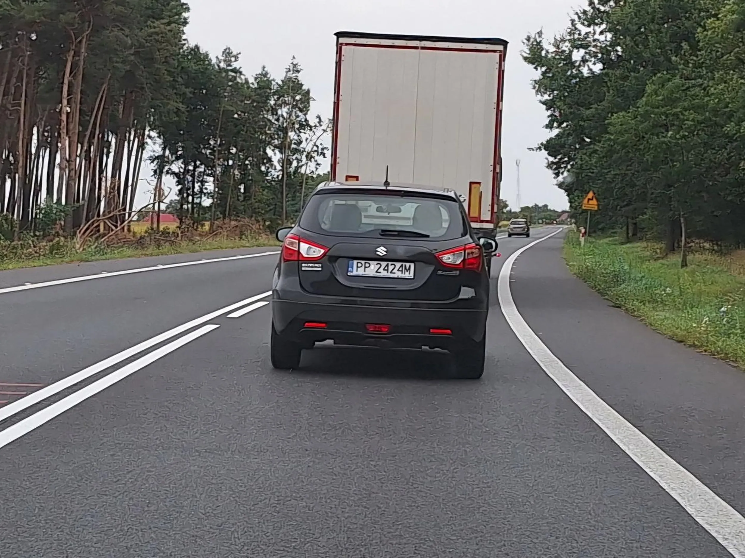 Pajac wyprzedza na czołówkę.