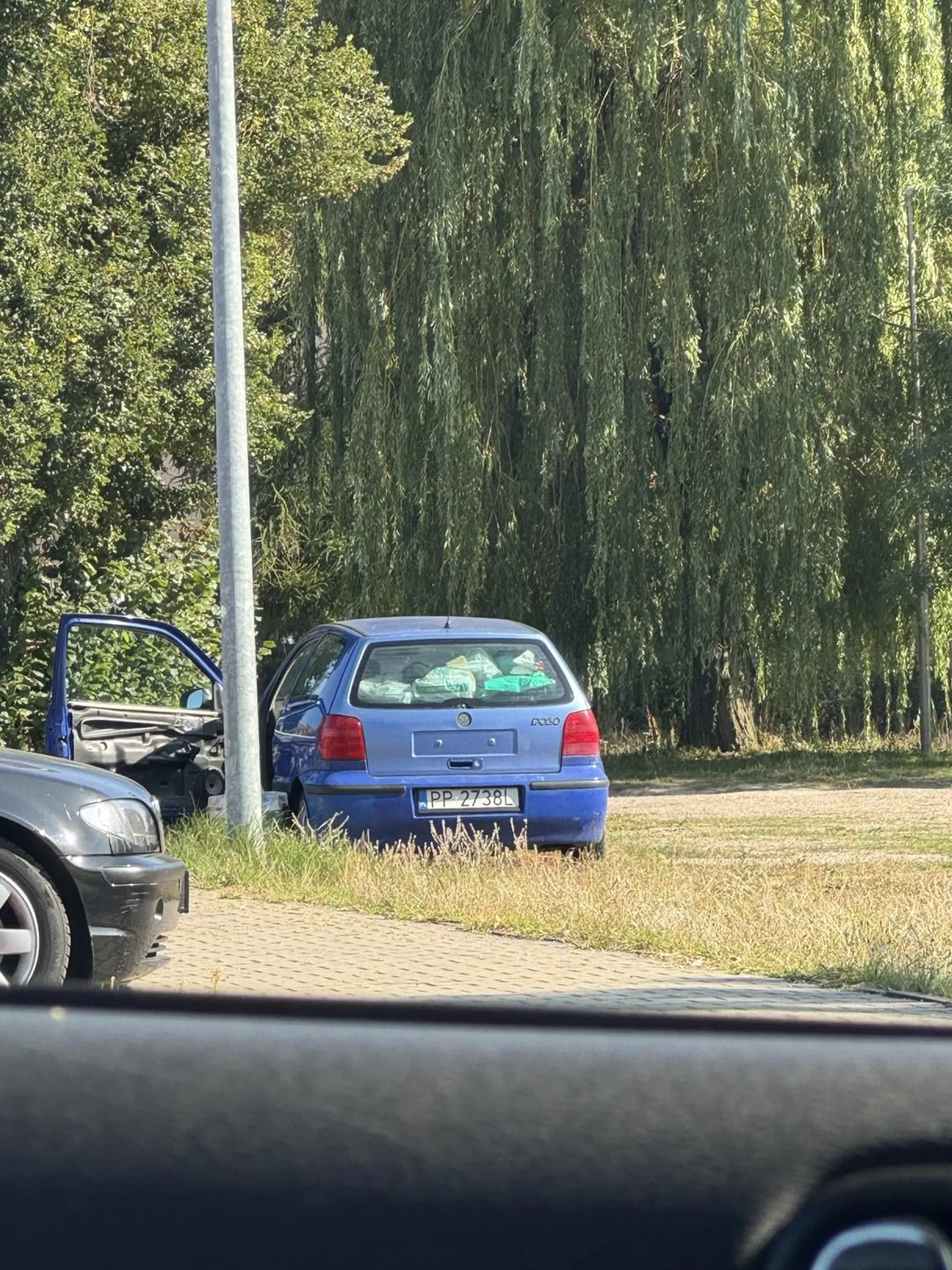 Samochód opuszczony zajęła go osoba bezdomna i zrobiła sobie przytułek