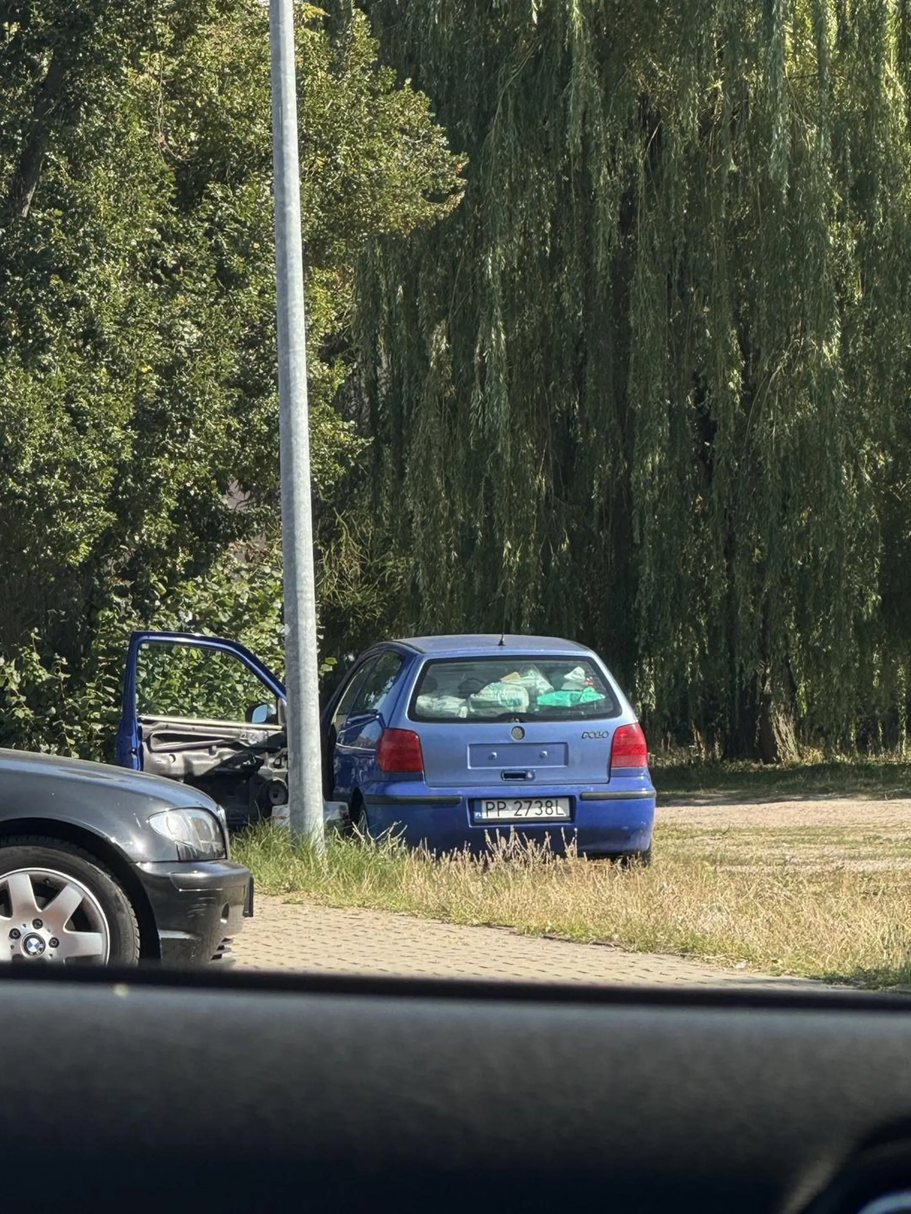 Samochód opuszczony zajęła go osoba bezdomna i zrobiła sobie przytułek