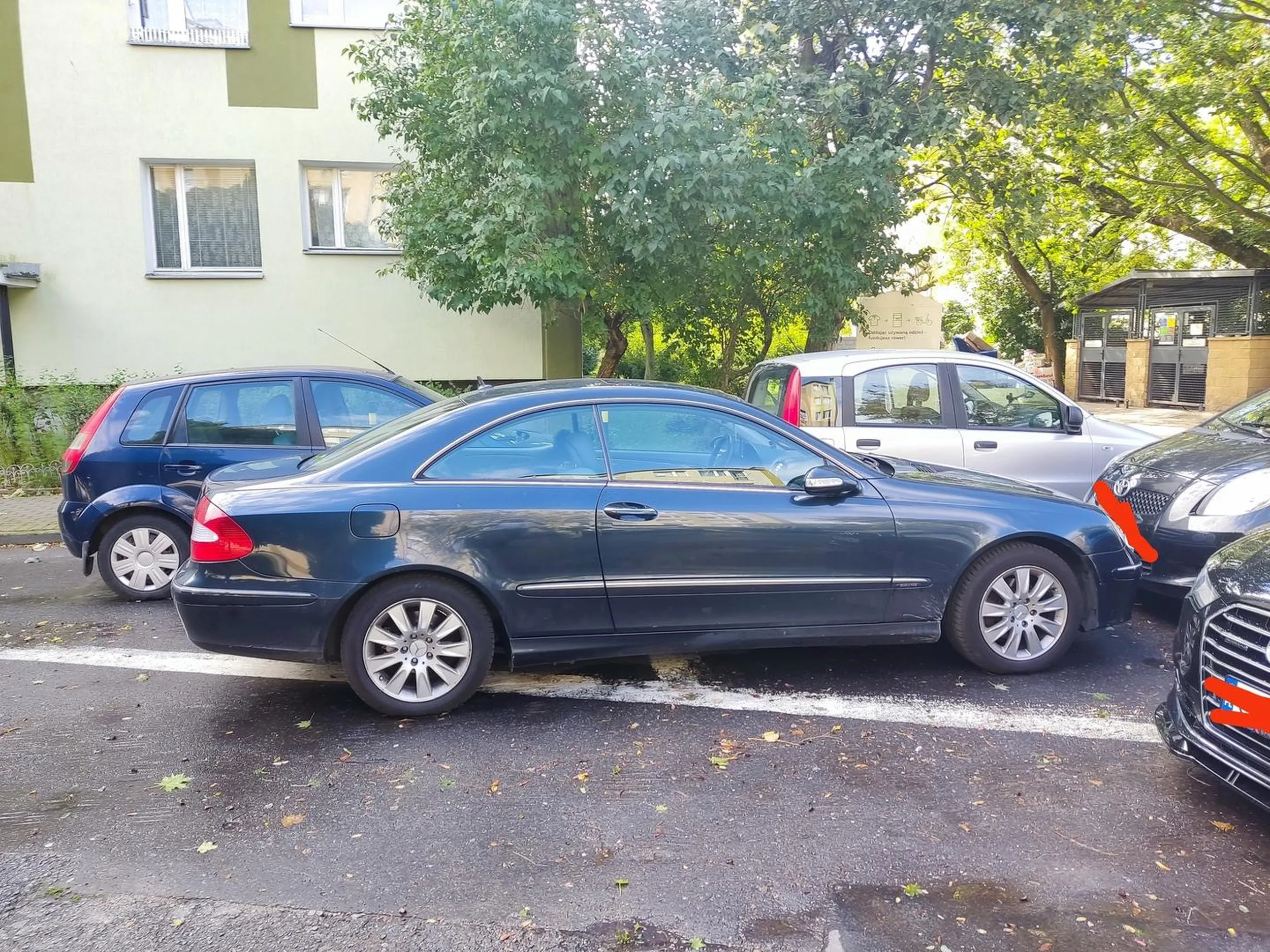 Mistrz parkowania pod blokiem gdzie już brakuje miejsc parkingowych.