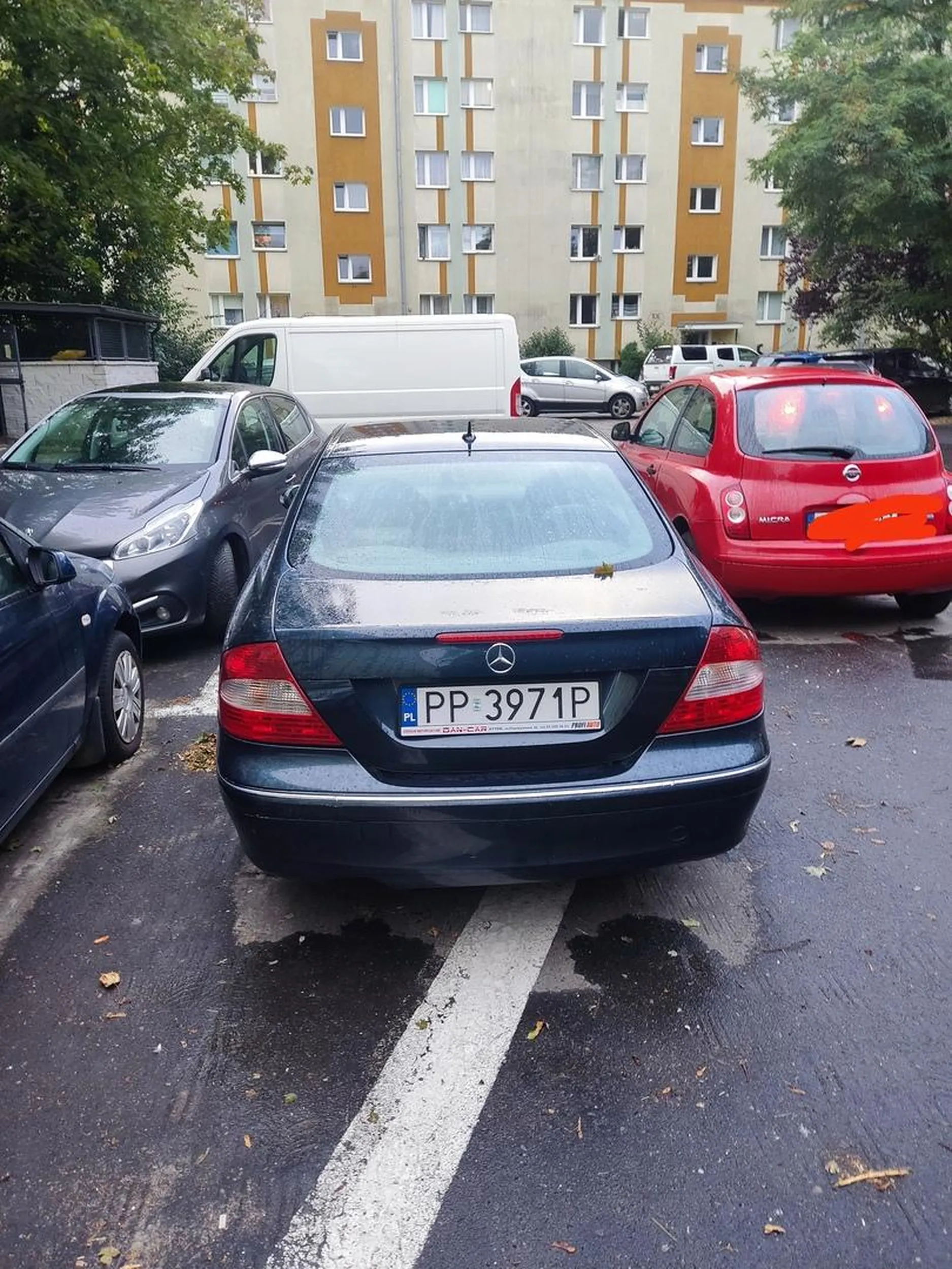 Mistrz parkowania pod blokiem gdzie już brakuje miejsc parkingowych.