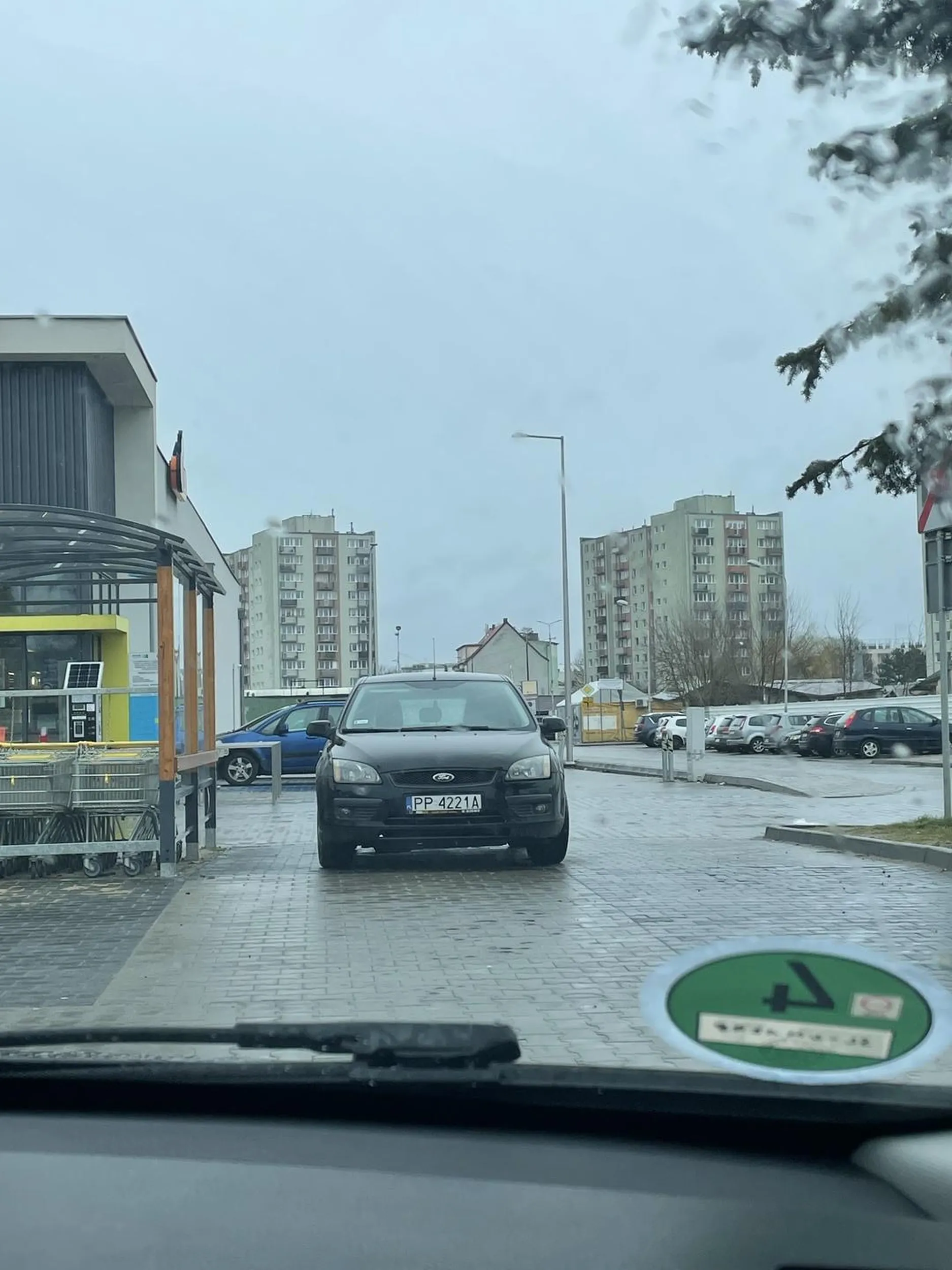 Mistrz parkowania, szkoda że przeciskające się auta nie zabrały ci lusterka