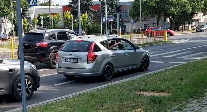 Nie jest przyjemne usłyszeć "ty ch**u" od dzieciaka, który wyglądał z okna jadącego samochodu. Chyba ktoś się nie spodziewał, że za moment stanie na światłach.