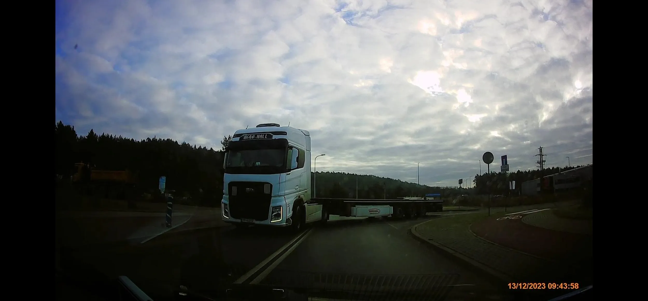 Pajac wymusza pierwszenstwo, nawet nie sprawdzil, czy nie zahaczy mnie naczepa, gdybym nie zaczal cofac, to skosilby mi bok samochodu, ale czego sie spodziewac po bezmozgich nieudacznikach sikajacych do bidonu? Czekaj na pocztowke, bo nie odpuszcze Ci tego!