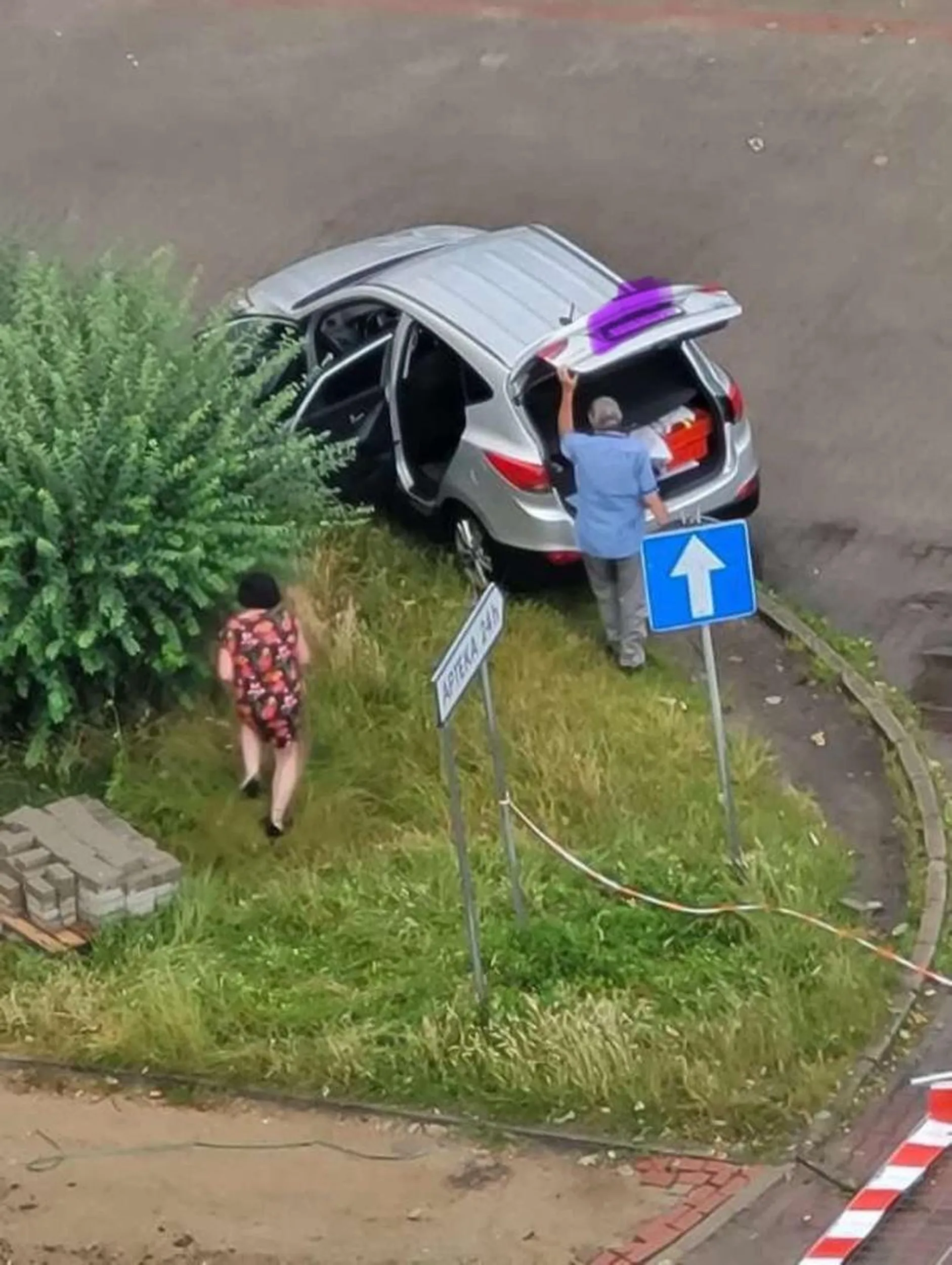 Starsze małżeństwo jeździ i kradnie kostkę brukową z bodowy