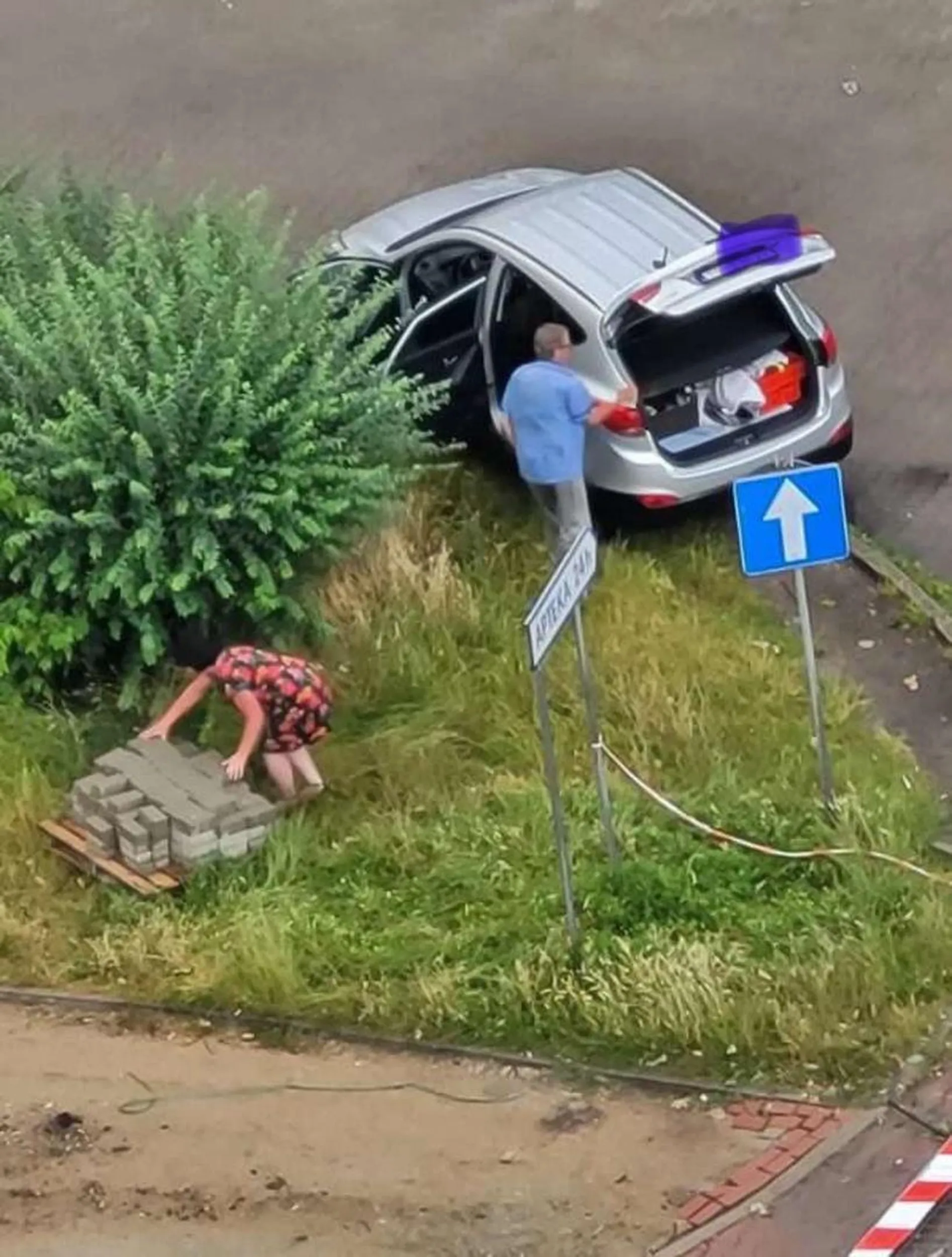 Starsze małżeństwo jeździ i kradnie kostkę brukową z bodowy