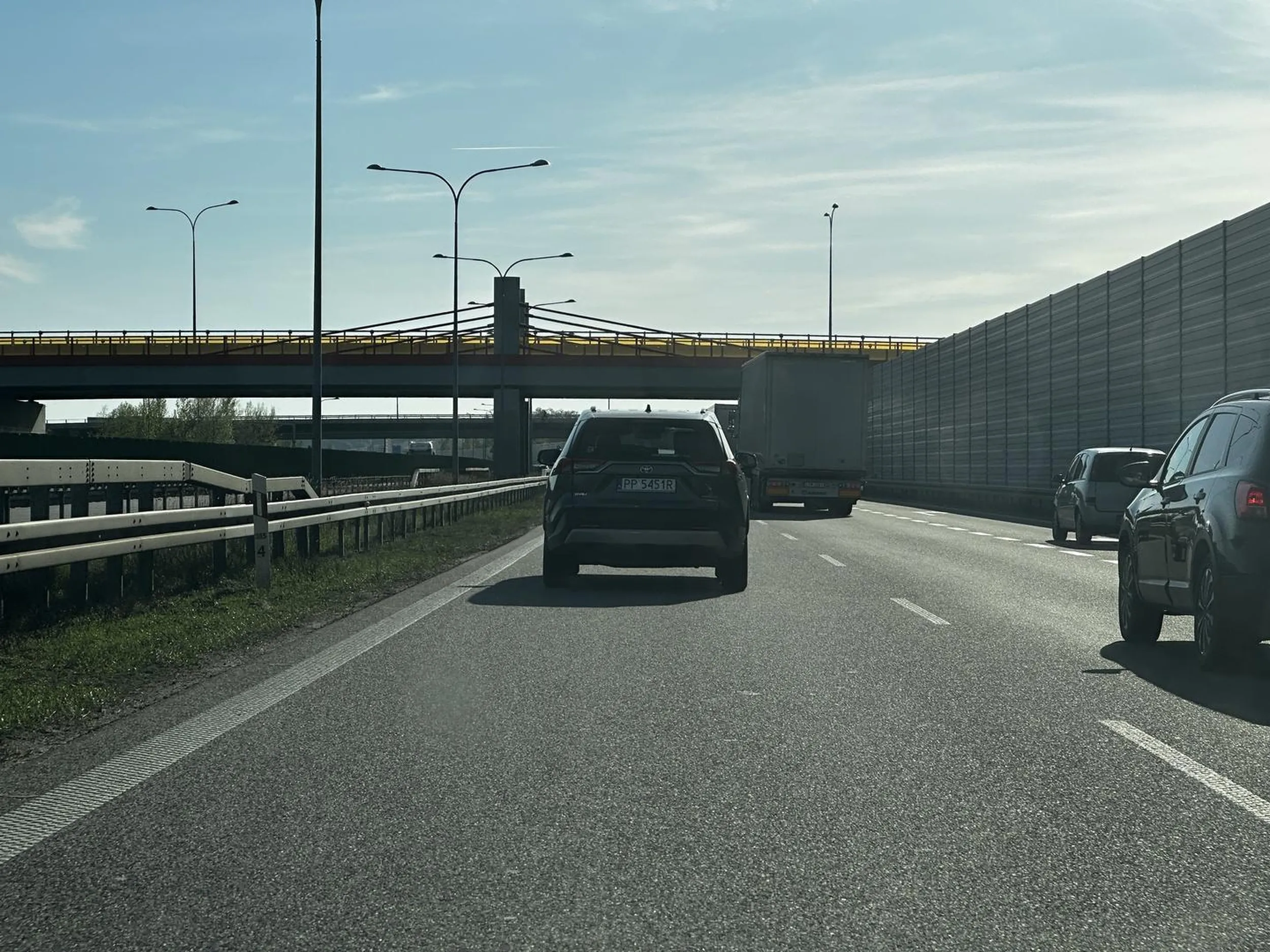 Kierowca o bardzo niskim ilorazie inteligencji. Wpycha się na milimetry stwarzając zagrożenie.