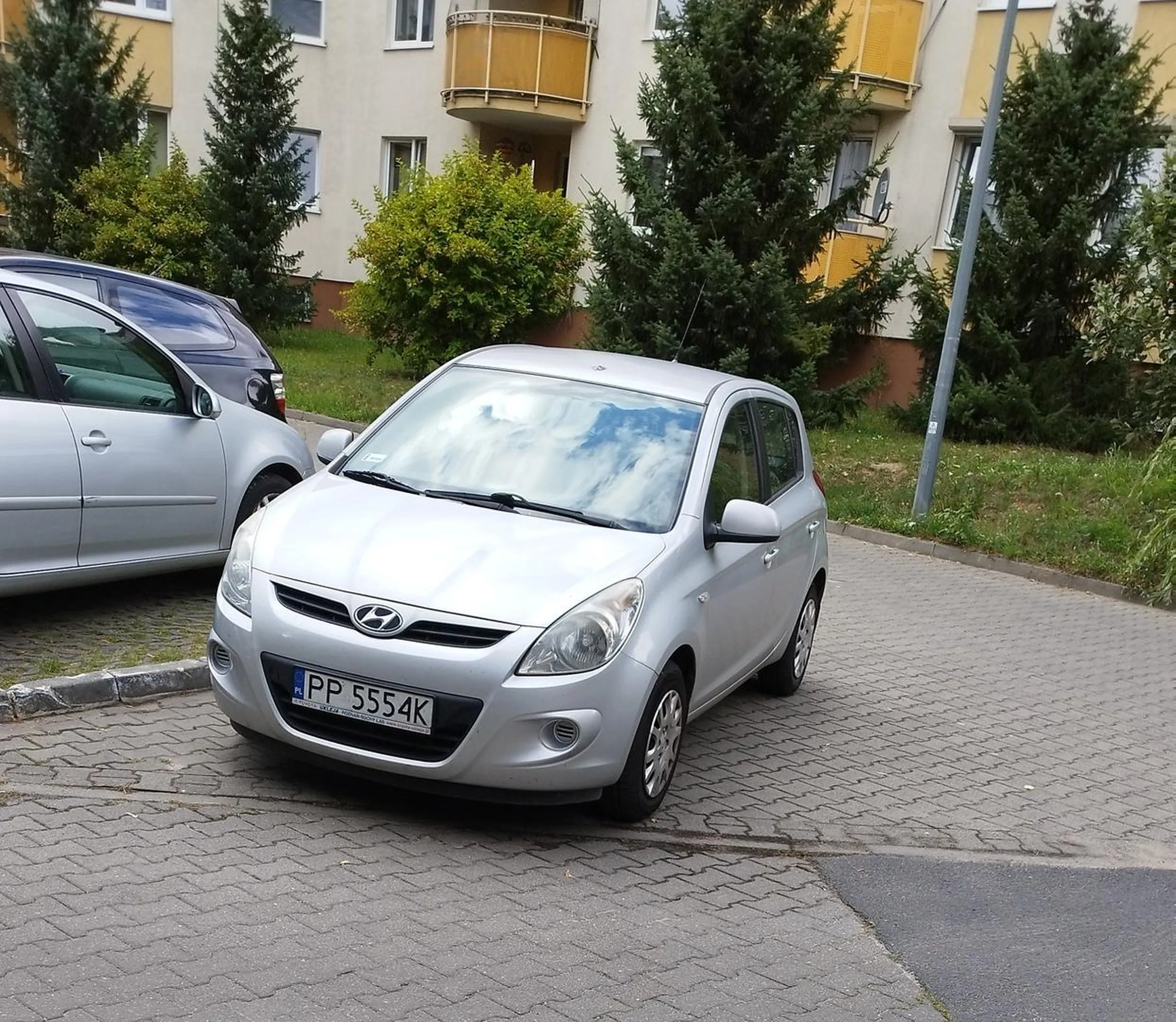 Wjazd na parking to nie miejsce parkingowe.