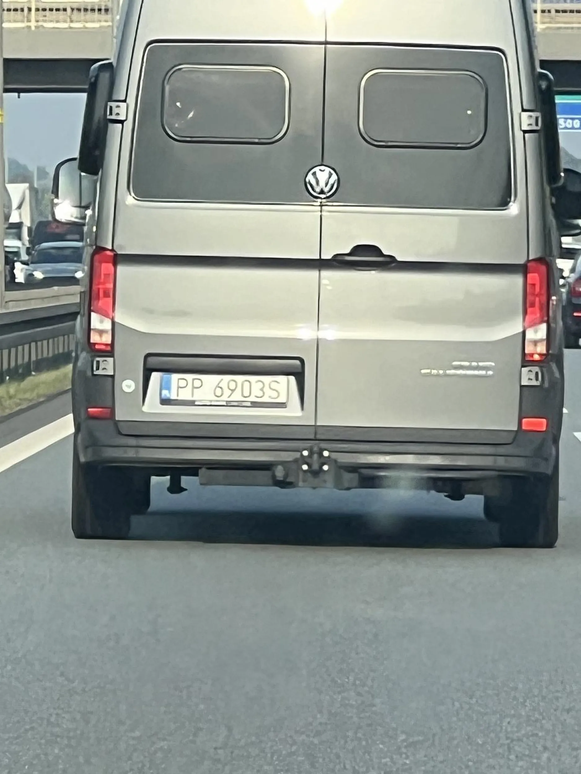 Jeździ jak szaleniec, podjeżdża każdemu możliwemu kierowcy na trasach