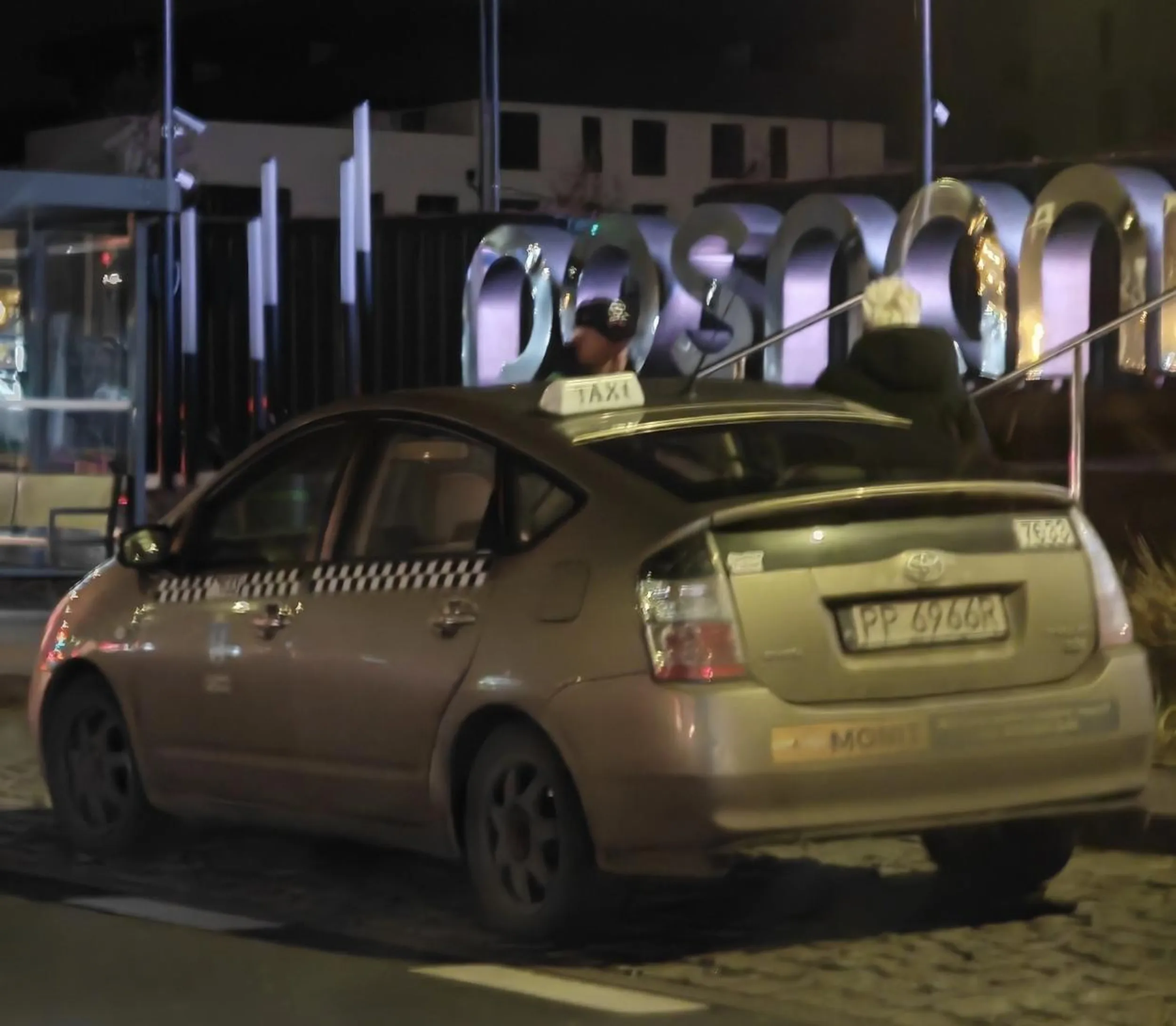 Facet nie patrzy w lusterko, że nadjeżdża samochód, ktoś musiał wymanewrować. Otwiera drzwi na maksa i wysiada. Dobrze, że się nic nie wydarzyło.